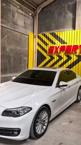 Bro tau gak sih, ada mobil yang kalau dipake ke kondangan, bisa bikin mantan mikir dua kali kenapa dulu ninggalin lu? Yup, ini dia… BMW 528i 2014 – mobil yang kalau nganggur di parkiran aja masih keliatan CEO vibes 🔥 Mesinnya? Turbo! Tenaganya? Lebih galak dari mantan pas liat lu bawa cewek baru naik ini mobil 😌 Interiornya? Mewah, sob! Jok kulit empuk, AC dingin, dan audio yang bisa nyanyi lebih merdu dari lu nyanyi pas galau. Pokoknya mobil ini cocok banget buat yang pengen keliatan sukses, meskipun cicilan masih 48 bulan 🤝 #YangPentingGaya Mau gaya? Mau nyaman? Mau disangka investor crypto? BMW 528i jawabannya. Bensin? Ya… namanya juga BMW, jangan tanya irit, tanya aja kapan isi lagi 😆 BMW F10 528i 2014 KM 90rb record astra BMW full asuransi allrisk sampe november 2025 pasaran 320jt xprthz jual 250jt cash/kredit sama dp start 5jt #bmw #bmwf10 #surabaya #madura #bmw528i #bmw520i 