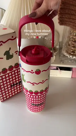 been wanting to have this cute strawberry tumbler !! 😭🍓 #tumbler #tumblerwithstraw #hotcoldtumbler #vacuuminsulated #watertumbler #cutetumbler #strawberrytumbler 