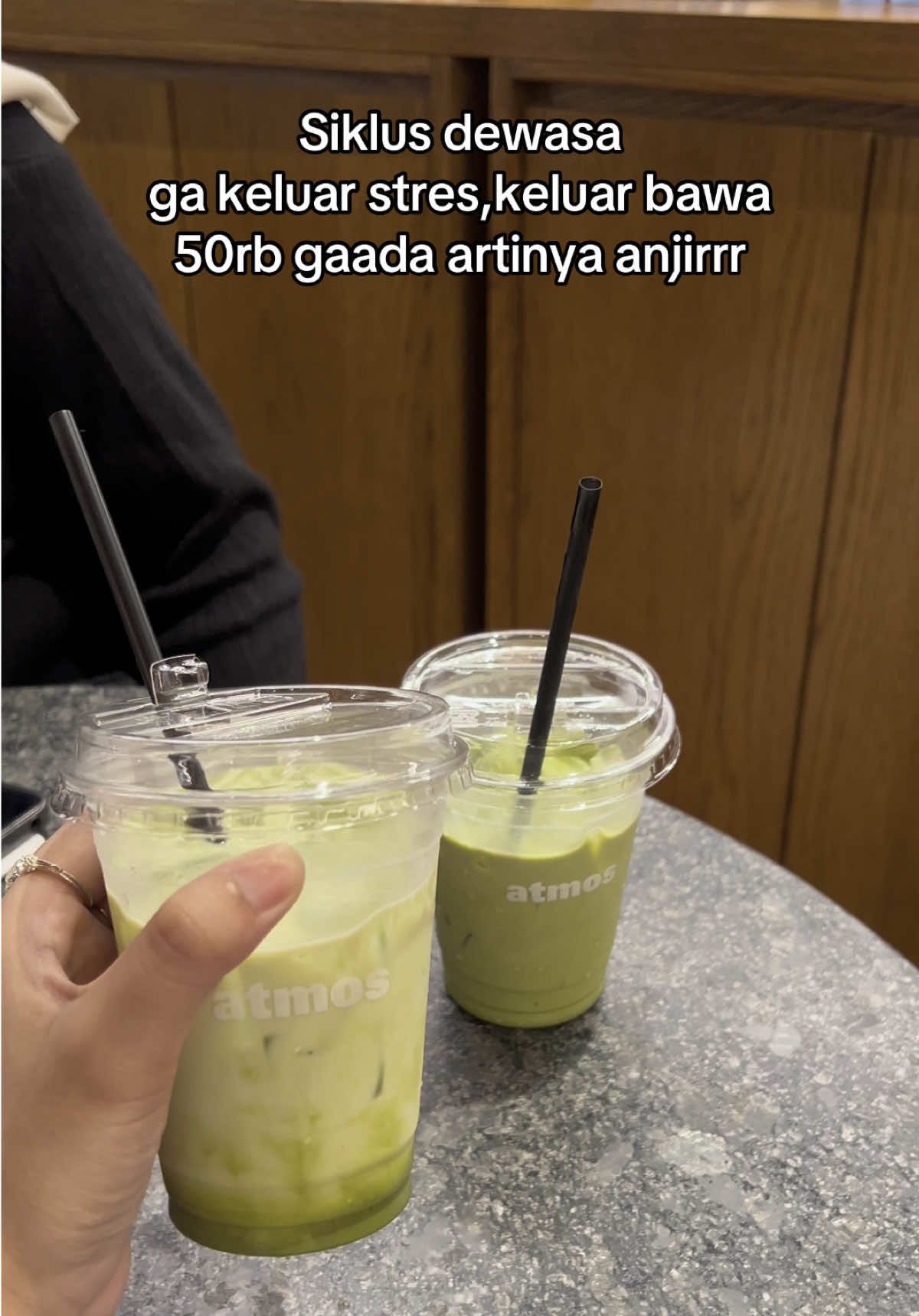 mau kaya, biar bisa minum matcha atmos tiap hari😭🙏