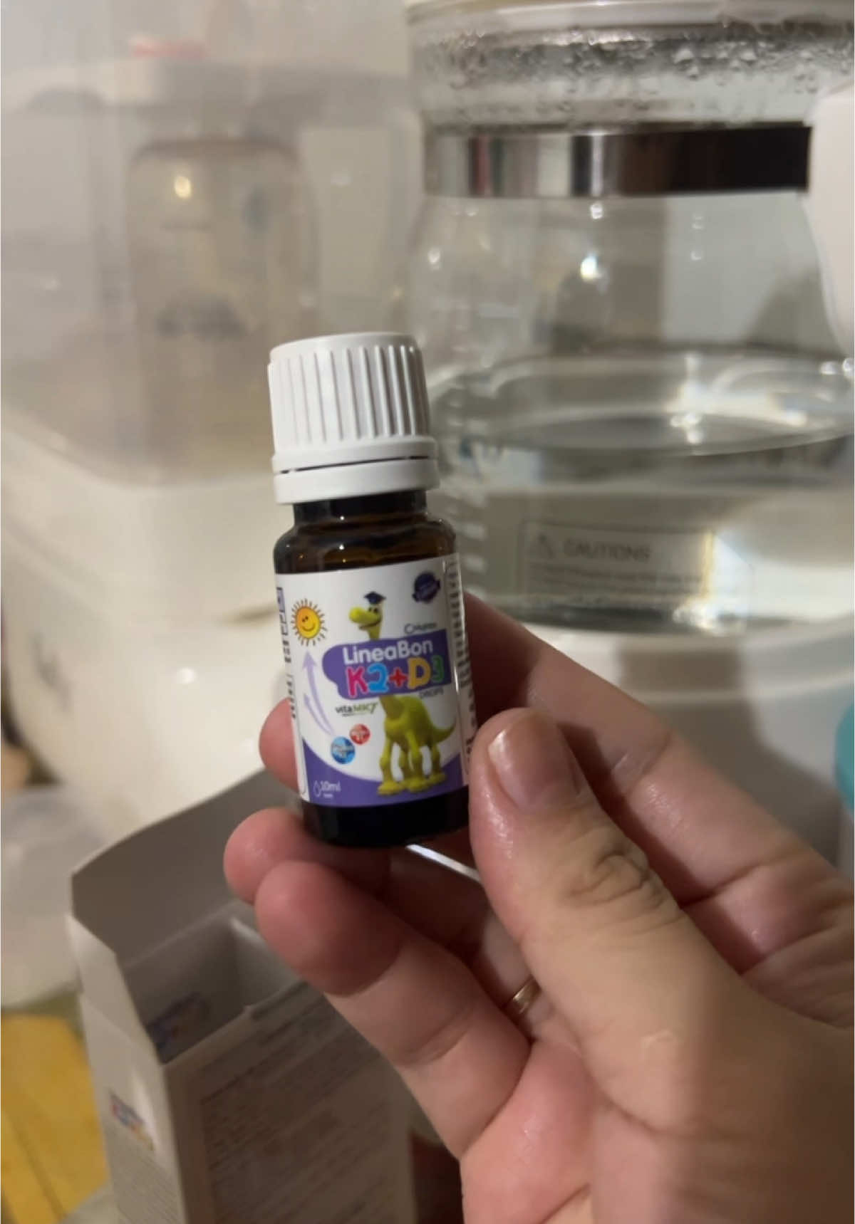 Vitamin giúp bé tăng chiều cao K2+D3 Lineabon. Tên sản phẩm Thực phẩm bảo vệ sức khỏe LineaBon K2 + D3Thương hiệu Lineabon Thể tích 10ml Nhà sản xuất ERGOPHARM -Thực phẩm bảo vệ sức khỏe LineaBon K2 + D3 là sản phẩm giúp bổ sung Vitamin tăng chiều cao cho bé, giúp xương dài ra nhanh chóng, phát triển chiều cao tối đa. Sản phẩm được làm từ thành phần an toàn, sản xuất trên dây chuyền hiện đại nên đảm bảo không gây bất kì tác dụng phụ nào, phù hợp với cả trẻ sơ sinh. *Ưu điểm nổi bật -LineaBon K2+D3 là sản phẩm siro giúp bổ sung bộ đôi Vitamin D3 và K2 cho bé; . Sự kết hợp này mang tới hiệu quả hấp thu canxi tối đa vào xương cho bé yêu, giúp xương dài ra nhanh chóng, phát triển chiều cao tối đa; . LineaBon là sản phẩm duy nhất tại Việt Nam chứa K2 & OliveTM - loại Vitamin K2 chứa VitaMK7 kết hợp dầu ô liu nguyên chất; -LineaBon K2+D3 bổ sung Vitamin tăng chiều cao cho bé yêu. -Vitamin D3 và K2 có trong sản phẩm LineaBon siêu sạch, không biến đổi gen, không chứa phụ gia và các chất bảo quản; . *Thành phần VitaMK7 kết hợp với dầu ô liu nguyên chất có trong vitamin K2 & OliveTM đã được chứng minh lâm sàng có hoạt tính sinh học và độ ổn định cao nhất trong cơ thể.  -LineaBon được sản xuất trên dây chuyền hiện đại, đạt tiêu chuẩn chất lượng châu Âu; . Sản phẩm hoàn toàn không gây biếng ăn, nôn trớ hay bất kì tác dụng phụ nào cho bé. -Sản phẩm chứa van khóa 1 chiều giúp cho việc nhỏ giọt vào miệng bé thuận tiện hơn; . Công nghệ bao vi nan bao bọc sản phẩm giúp loại bỏ vị tanh, giữ cho sản phẩm không màu, không vị, dễ uống. *Đối tượng sử dụng: Siro LineaBon K2 + D3 phù hợp với mọi đối tượng từ trẻ sơ sinh đến người trưởng thành. Các trường hợp nên bổ sung Vitamin tăng chiều cao. LineaBon K2 + D3 bao gồm: Trẻ em đang trong giai đoạn phát triển Người cần bổ sung Vitamin D3, Vitamin K2. Người kém hấp thu canxi. *Hướng dẫn sử dụng Bố mẹ nên cho bé sử dụng sản phẩm trước hoặc ngay sau khi ăn sáng, và trước 11 giờ trưa hàng ngày, và có thể pha sản phẩm cùng với nước, sữa, cháo hoặc nước hoa quả cho bé uống. Liều dùng cho từng đối tượng khác nhau như sau: Bé từ 0 - 12 tháng: 6 giọt/ngày. Bé từ 1 - 3 tuổi: 6 - 8 giọt/ngày. Bé từ 3 – 12 tuổi: 8 - 12 giọt/ngày. Người lớn: 12 giọt/ngày. Lưu ý: *Không dùng cho người mẫn cảm với bất kỳ thành phần nào của sản phẩm. *Không nên sử dụng thay thế cho chế độ ăn cân bằng. *Sản phẩm này không phải là thuốc và không có tác dụng thay thế thuốc chữa bệnh. *Đọc kỹ hướng dẫn sử dụng trước khi dùng *Hướng dẫn bảo quản: -Bảo quản nơi khô mát, tránh ánh nắng trực tiếp, nhiệt độ dưới 25 độ C. -Thời hạn sử dụng : 24 tháng kể từ ngày sản xuất. #vitamink2d3  #lineabond3k2 