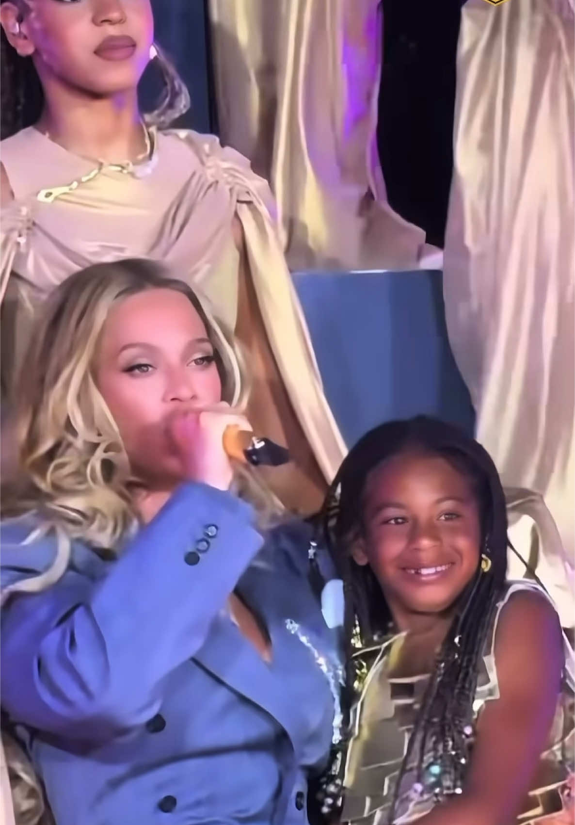 This reminds me of when Bey’s hair got caught in the fan and she kept on singing cause  ain’t no fan gone stop the show! 💙Truly her momma’s child  #Cowboycarterchicagonight1 #cowboycartertourchicago #COWBOYCARTERTOUR #beyoncé #beyonce #blueivycarter 