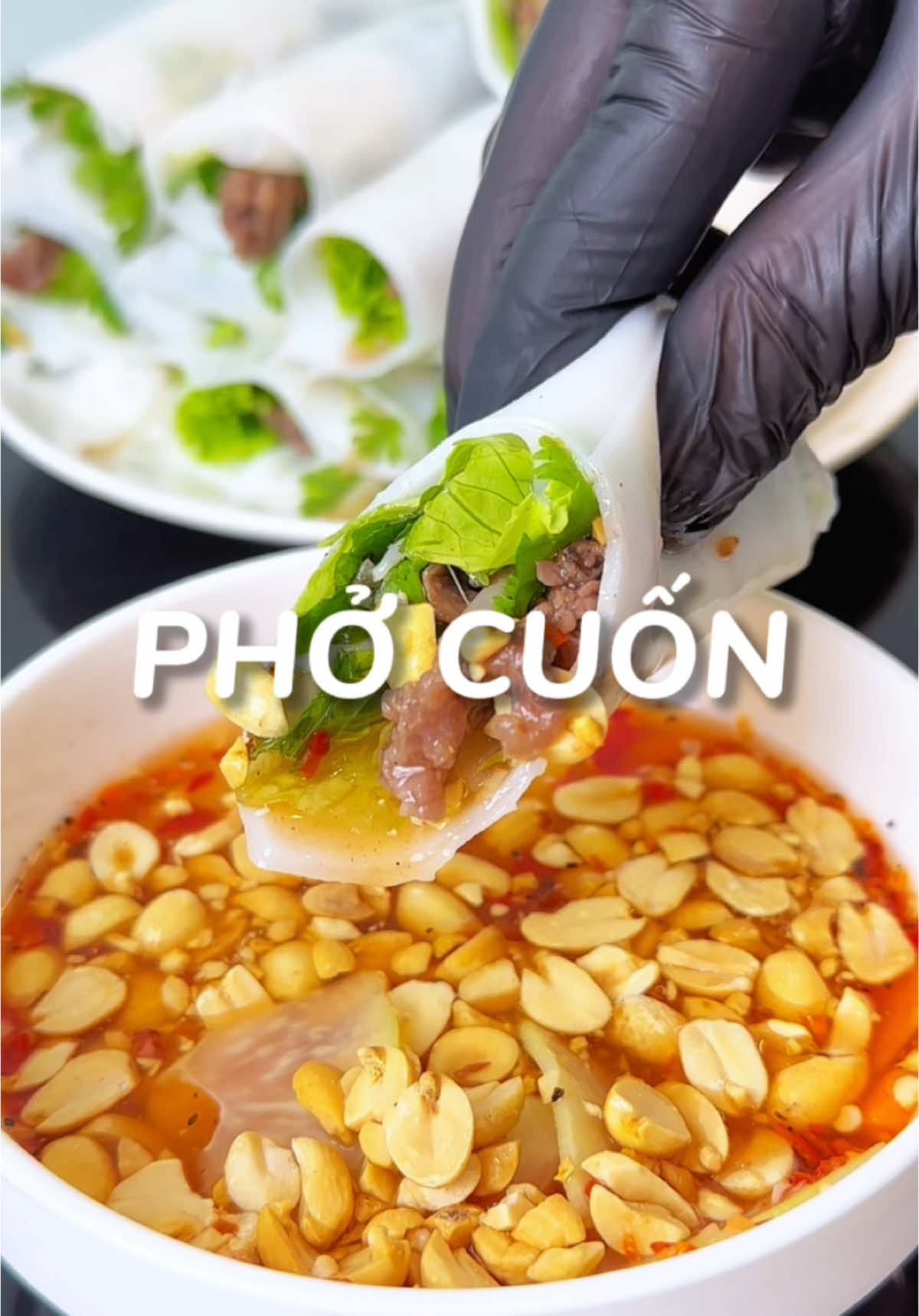 Gửi tín hiệu tới những ai đang không biết ăn gì vào cái thời tiết này thì phở cuốn là một lựa chọn không thể tuyệt hơnn #phocuon #monngonmoingay #LearnOnTikTok #nauandelam #ancungtiktok 