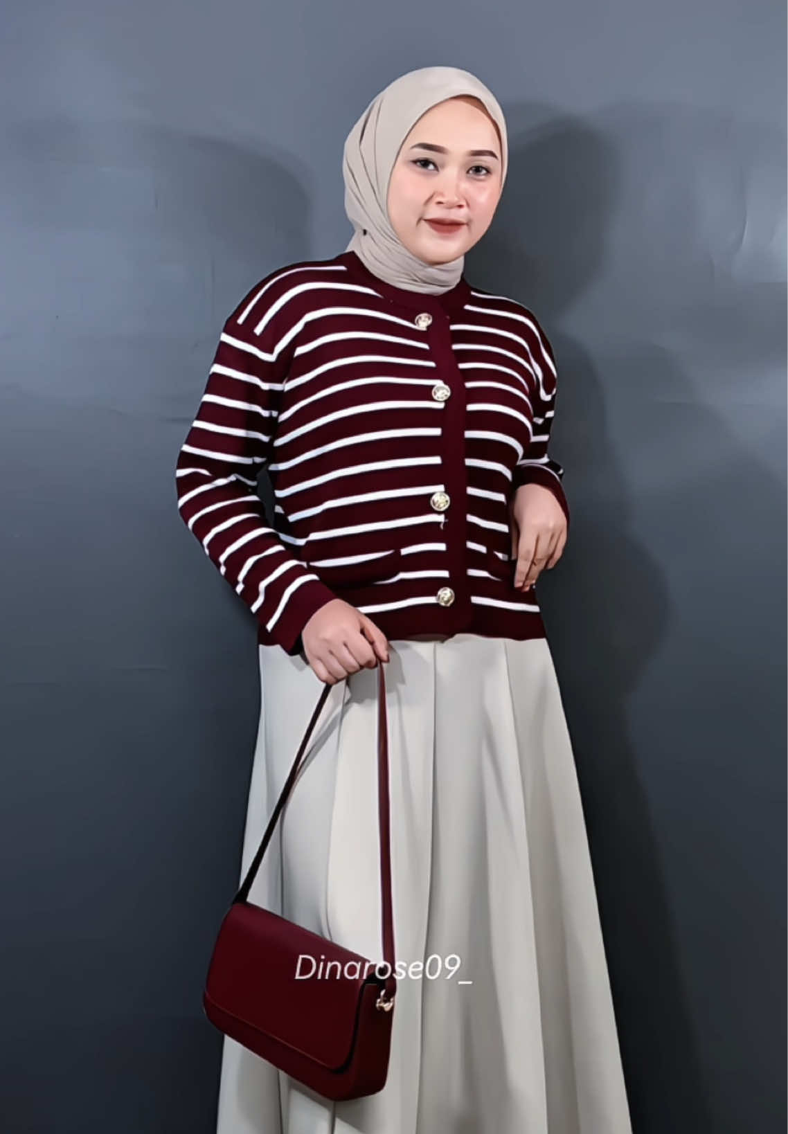 Love bgt sama cardigan salur maroon ini🥹🫶🏻 gak kasar bahannya, lembut adem tebel juga 💕