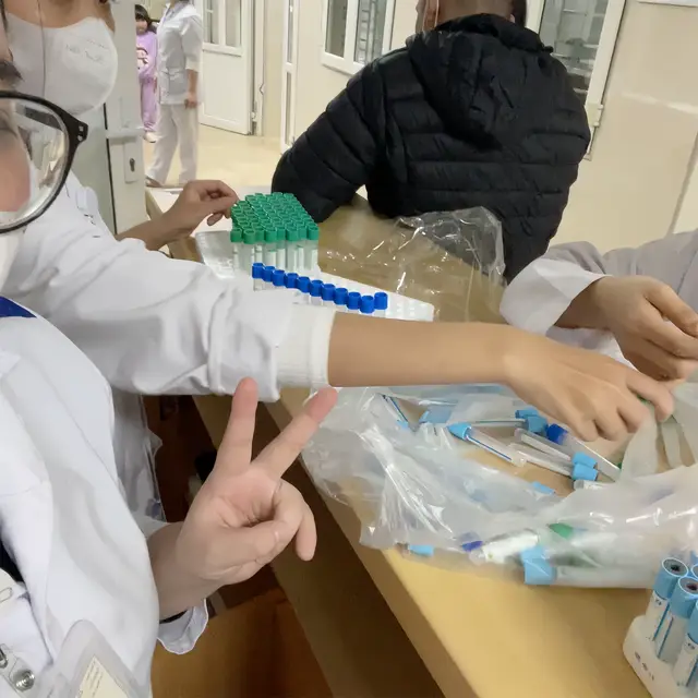 “Người ta thức khuya để yêu, sinh viên Y thức khuya để học bài… rồi ngủ gục.”#sinhvieny #dieuduong #hocycogivui👩🏻‍⚕️💙 #fyp #hocy 