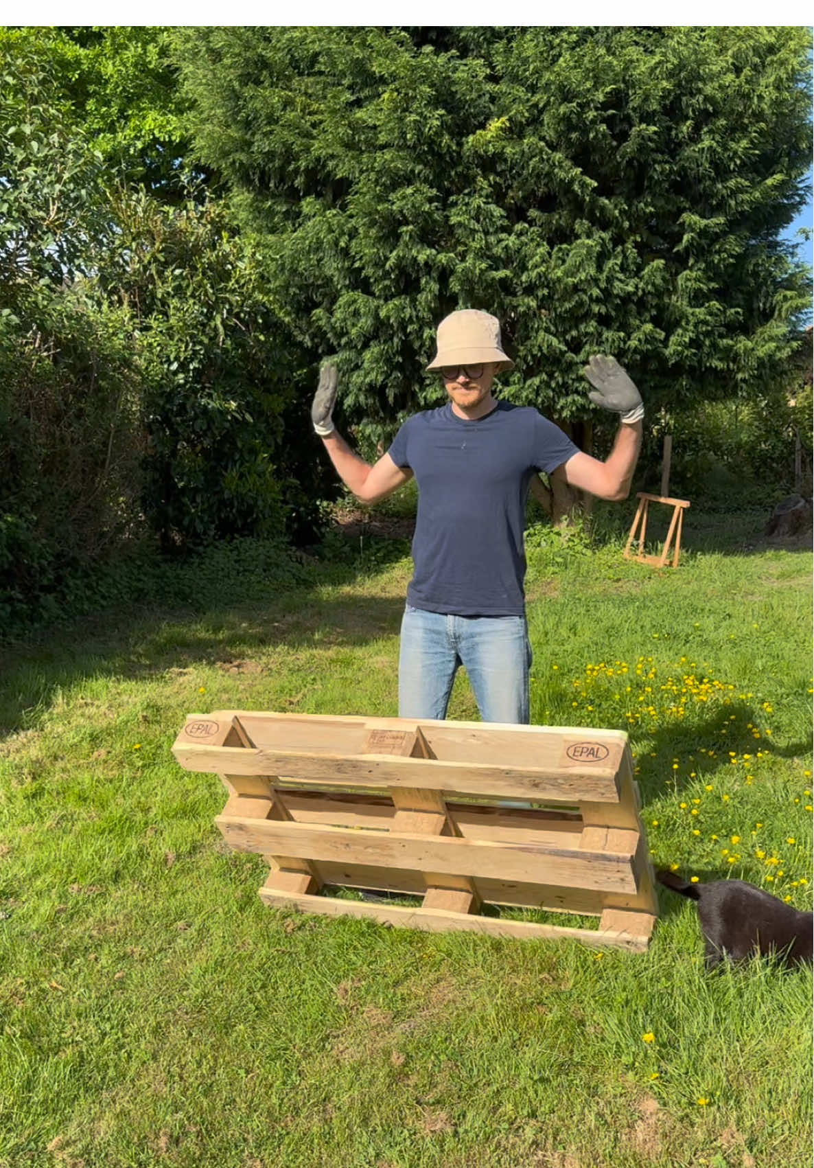 Meilleure technique pour construire un canapé de jardin avec des palettes en bois.  Simple, rapide et solide ✅ parfait pour aménager son jardin pour l’été ☀️ #palette #canape #couch #outdoorfurniture #palletproject #pallet #recycle #upcycling #wood #bois #recup 