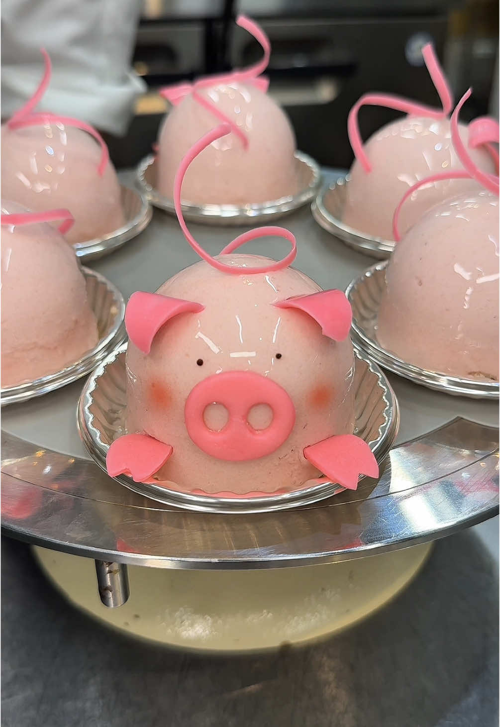 可愛すぎる子豚スイーツ🐷 Piggyピギー 800円 可愛らしい豚の見た目に甘酸っぱいムースに優しい甘さの苺チョコムース、ラズベリーのコンフィチュールが絶妙なアクセントになっていて絶品😋 🍚店名: ポアール 帝塚山本店 住所: 大阪府大阪市阿倍野区帝塚山1-6-16  最寄駅: 姫松駅から徒歩2分 営業時間：9:00〜20:00 定休日：不定休 #大阪グルメ#Japanesefood#tiktokfood