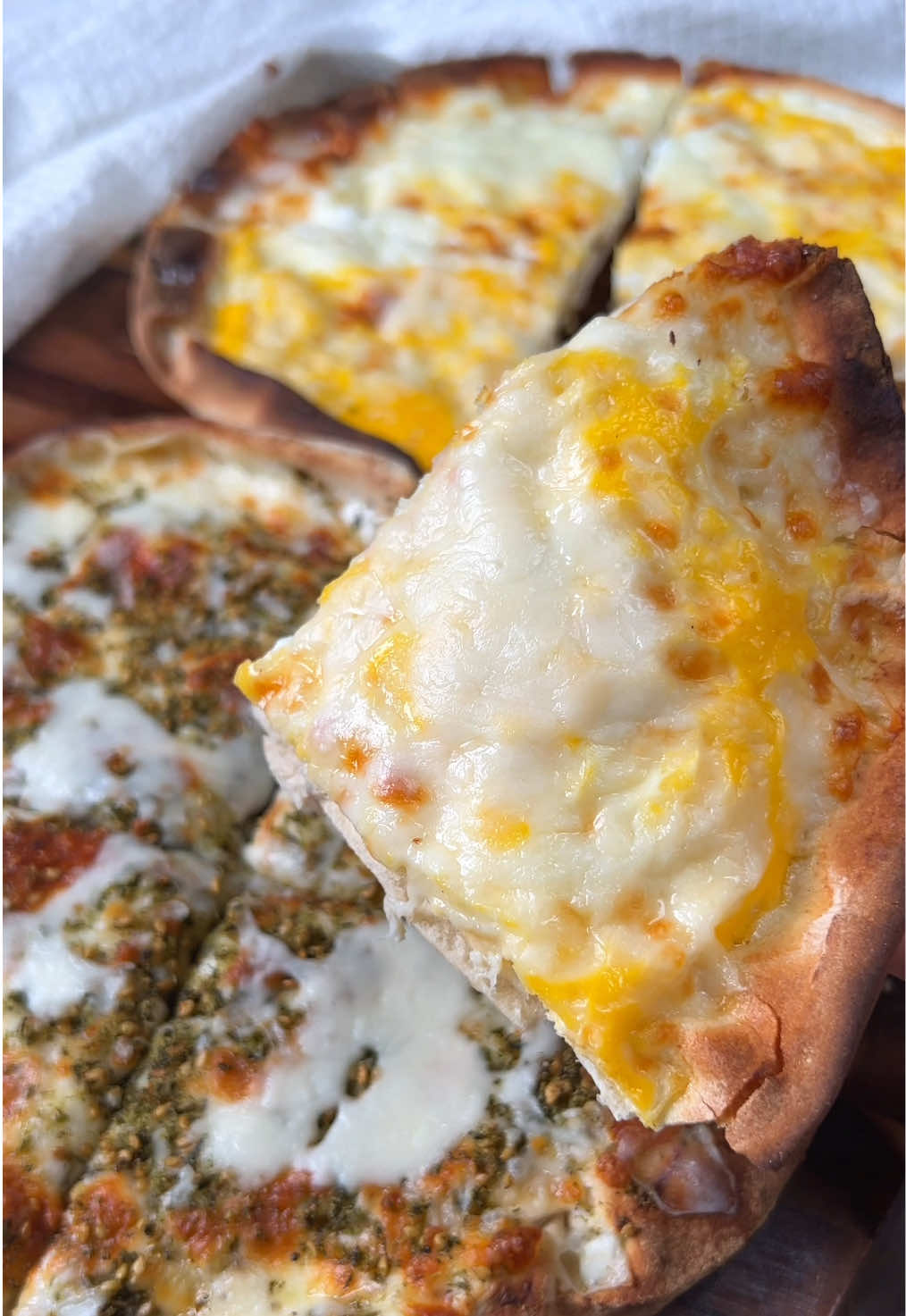 الذ واسرع مناقيش بالخبز 🫓 Bread Manageesh @passion.kitchen1 المقادير والطريقة: الخلطة الاولى: بيض  جبن موزريلا ملح الخلطه الثانيه: لبنة جبن موزاريلا  زعتر . نسخن الفرن من اعلى مسبقى على حراره متوسطة نضع الخبز في صينيه فرن ونضع على الاولى البيض ثم الملح ثم الموزريلا  للخلطه الثانيه ندهن الخبز باللبنه ثم الموزريلا ثم الزعتر تدخل الفرن في الرف الاوسط وتترك حتى تتحمر ويستوي البيض ثم تخرج وتقدم وبالعافيه.. #الشعب_الصيني_ماله_حل😂😂 #غداء #عشاء #وصفاتي #فطور #مناقيش #مناقيش_زعتر #مناقيش_جبنه #مناقيش_بالخبز #بيض #فطور_الصباح #فطور_سريع_لذيذ #فطاير #جوع_اخر_الليل #وصفات_سهله #وصفات_طبخ #breakfast #egg #bread #breakfastideas #easybreakfast 