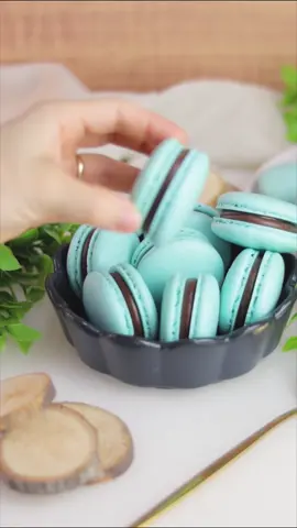Faz tempo que não posto esses biscoitinhos lindos franceses por aqui, e volto já com dicas valiosas se você quer aprender como fazer 🤓  Uma peculiaridade dos macarons, é que eles precisam ser assados em temperatura baixa, por volta de 110 a 120 graus 💁🏻‍♀️  Eu nunca fiz em forno convencional, e acho difícil dar certo já que a maioria dos fornos tem como temperatura mínima 160 graus, e por serem de chama são muitas vezes instáveis… então recomendo que seja feito no forno elétrico 🥰  O ingrediente principal é a farinha de amêndoas - que precisa ser de boa qualidade e nova (se for daquelas vendidas a granel que ficam dias e dias expostas, provavelmente também não vai dar certo) 😜  Se você chegou até aqui, imagino que esteja interessado(a) em aprender, então clica no link para entrar na Masterclass de Macarons: https://link.luakemi.com.br/2p96xrcf