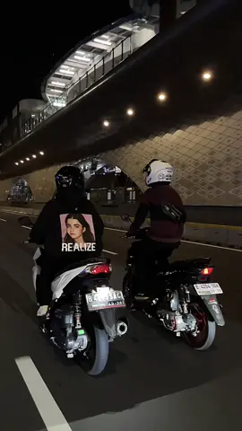 Trend berdiri di motor? 🗿🛵💨 #fypツ #fyp #foryoupage 