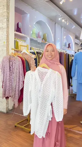 Kita masih punya Allah kok,🤗  Jangan kebiasaan bilang mahal ya bess, pokoknya di DA STORE semua murah 😘 Yuk.. buruan ke store 🙌🏻         #fashion #fashionshopping #belanjaonline #fashionmurah #explorekaranganyar #tokofashionmurah #jelajahkaranganyar #fypage #outfitkece #outfitcewek #Dastore 