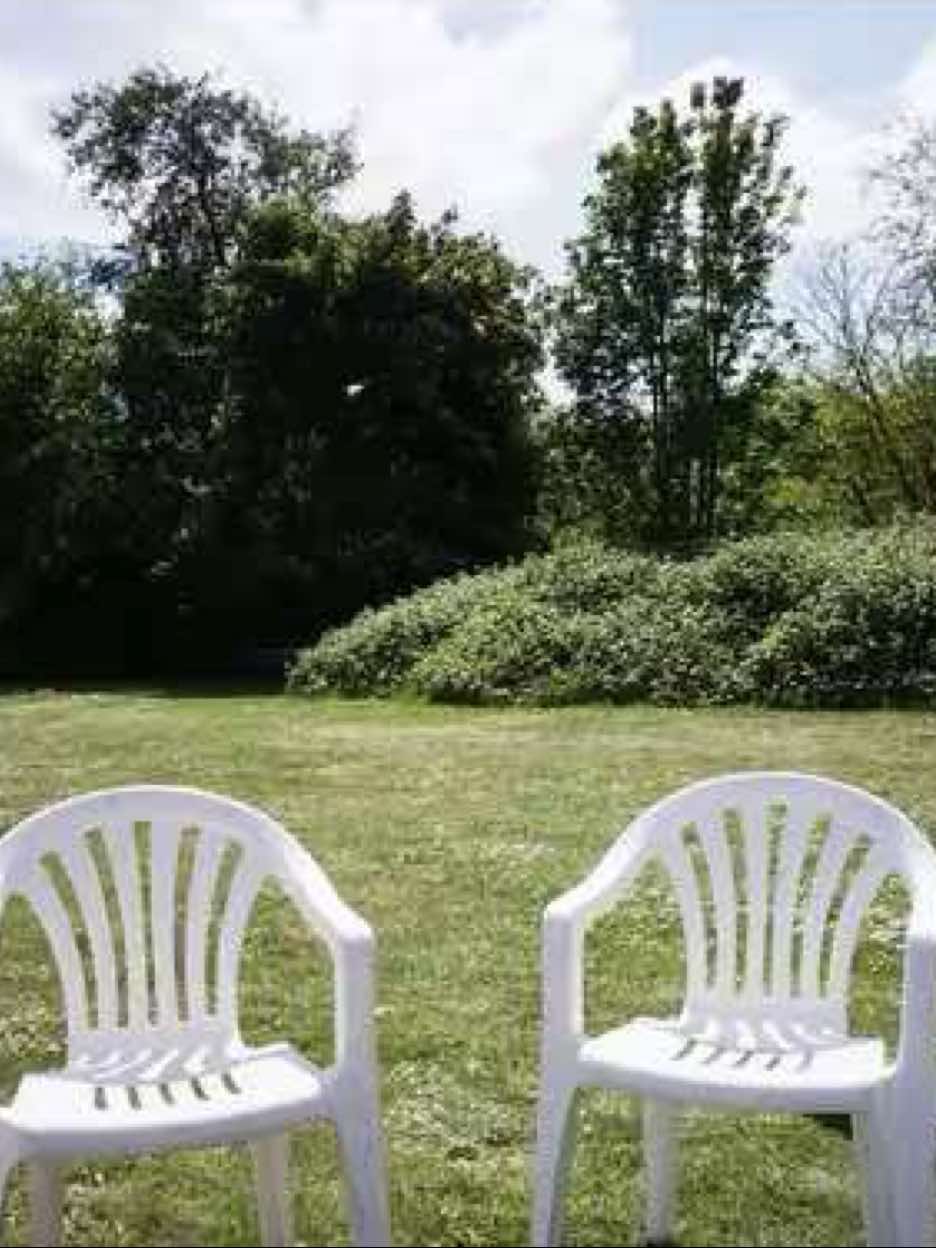 Behind the scenes at one of our latest shoots for the new Garment issue! We told you exciting things were in the works. Here’s a little glimpse:)) As you can see our team’s working very hard (promise). BTS: @laramgls #fashion #magazine #denhaag #shoot #garment #fashiontiktok #AMFI #FashionMagazine #fylpシ #fyp 