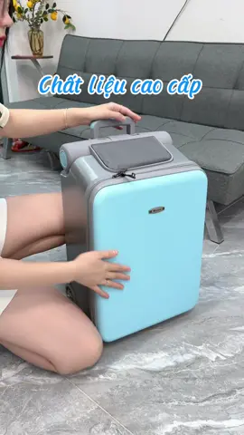 Quà tặng gồm : Túi vải bọc vali + đai an toàn cho bé. đệm ngồi 3D . hình dán sticker Đúng thật là nó đáng đc hot lắm ạ , cái này là phải thật sự đi ra sân bay đi chơi mới thấm cảnh này các bác ạ. E đi chơi nhờ có cái này nhàn lắm,chúng nó tự đẩy nhau đi, vali tự đứng dc mình ko phải giữ, các bà các cô đi cùng chuyến bay nhìn cứ mắt lác hết cả lên, cứ hỏi mua đâu thế, sao tiện thế nhỉ, đỡ phải trông bao nhiêu. Mà họ đâu có biết nó còn tiện hơn nhiều, nhất là quả tháo dc vali ra, mang theo đi chơi khắp hành trình ko sợ chúng nó mỏi chân mình phải bồng bế, các mẹ cứ xem video của e mà xem, nhàn cực. Lại thêm quả đi mua sắm đồ ở các siêu thị tiện lợi ấy, e mua xong cũng chẳng phải xách mang làm gì cho mệt, cứ thế nhét vào Vali kéo về là xong, tiện cha của tiện. + Mang đc lên khoang hành lý máy bay nhé, e đi rồi yên tâm nha ( Khi đi máy bay chỉ tính Kg vali và hành lý thôi ạ, Vali không là 1kg. Không bao gồm xe đẩy ) Chức năng: xe đẩy + vali Nôm na là nó làm đc 2 việc cùng 1 lúc Nhưng vẫn có thể tách rời tuỳ theo nhu cầu sử dụng mng nha. Chịu tải: 80kg Kích thước: 20 inch Bé trai có thêm màu xanh Bản full đai an toàn và vòng bảo vệ Bánh xe đi tối phát sáng Chỗ ngồi có đệm mông khá êm ái Khoang để đồ rộng thoải mái lun do Khối lượng rỗng VALI  : 2,5kg. Thoải mái để đồ cá nhân. Và tháo chân đẩy khi kg hành lý bình thường ạ Khối lượng chân đẩy khi tháo rời. là 3,5kg. Được mang theo miễn phí lên máy bay, sau khi kg xong hành lý xuất vé, ko phải tháo rời thuận tiện cho bé chơi#valitreem #valigapgon #validichoi #valithongminh #vali #validulich