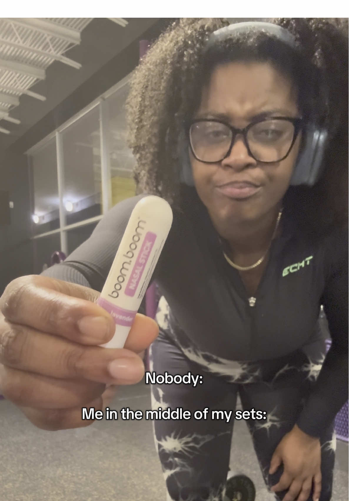 That BoomBoom stick be getting me THROUGH in the gym!! It’s a must have for all my gym rats, especially the ones with seasonal allergies like me! #boomboom #nasalstick #girlswholift #GymTok #fitnessmotivation 