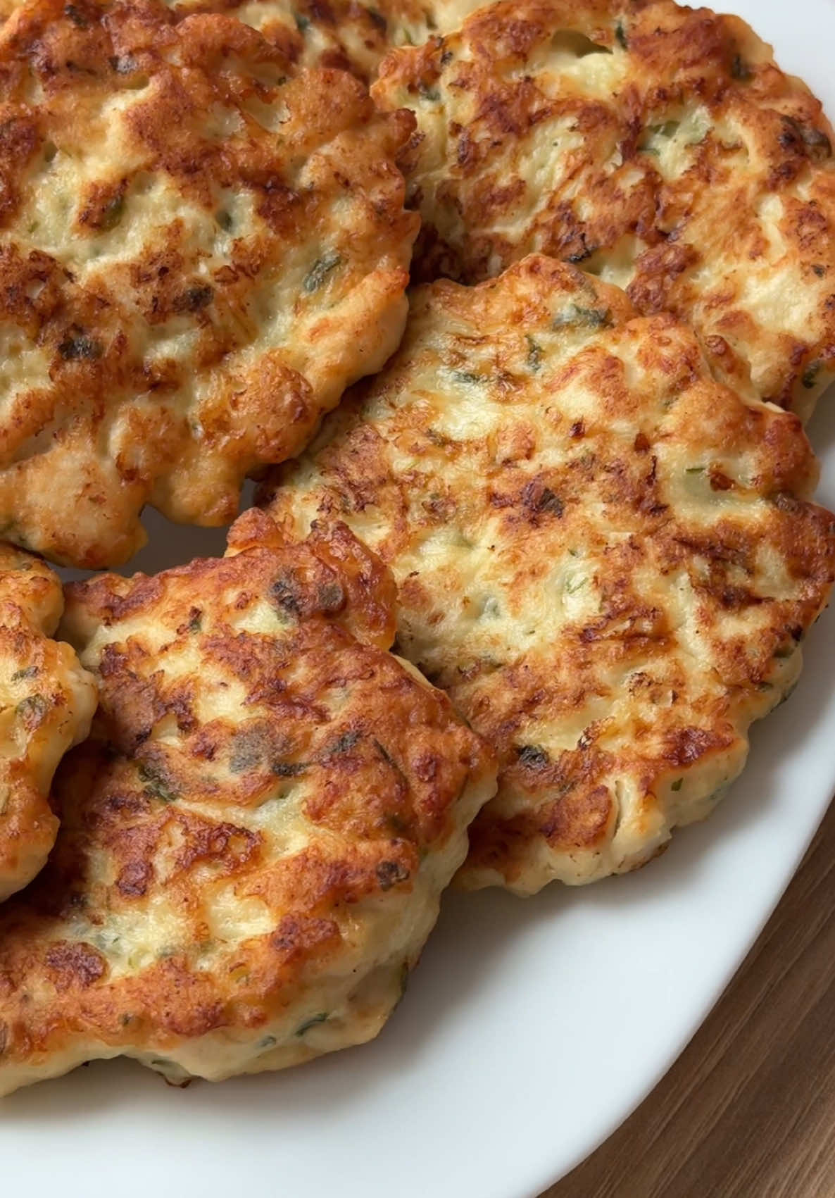 Rețeta/ Recipe⬇️ 500 g piept de pui 2 ouă 1 ceapă 1/2 legătură de pătrunjel 1 linguriță rasă de sare  condimente 3 linguri de smântână sau iaurt grecesc 10% 3 linguri de făină 50 g de cașcaval ras Mod de preparare:  1. Pieptul de pui se taie în cubulețe mici. 2. Amestecați carnea cu ouă, ceapă mărunțită( opțional), pătrunjel tocat mărunt, sare, condimente ,iaurt și cașcaval. 3. Încorporați făina, compoziția este gata. 4. Formați pârjoalele cu lingura, cum e arătat în video. Gătiți la foc mediu, 4-5 minute pe fiecare parte. Gătiți sub capac când întoarceți pârjoalele pe cealaltă parte. 1 parjoala= 1,5 lingură de compoziția de carne.  5. Scoateți pe un prosop de hârtie pentru a absoarbe excesul de grăsime. 6. Serviți cu salată și/sau garnitură preferată😍 The best chicken breast recipe  Recipe⬇️  500 g chicken breast  2 eggs  1 onion  1/2 bunch of parsley  1 grated teaspoon of salt  SPICES  3 tablespoons of sour cream or Greek yogurt 10%  3 tablespoons of flour  50 g of grated cheese  Method of preparation:  1. Cut the chicken breast into small cubes.  2. Mix the meat with eggs, chopped onion (optional), finely chopped parsley, salt, spices, yogurt and cheese.  3. Incorporate the flour, the composition is ready.  4. Cook in a pan with a little oil, on medium heat, 4-5 minutes on each side. Cook under the lid when you turn the embers to the other side.  5. Remove to a paper towel to absorb excess fat.  6. Serve with salad and/or your favorite  garnish 😍 #retete #mancare #romaniatiktok #retetesimple #pieptdepui #reteta 