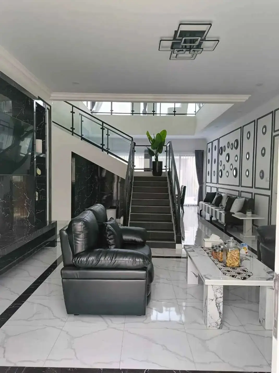 Bahagianya tinggal di rumah mewah dengan lezatnya pasive income bulanan. Jika ingin hidup tenang dan banyak uang hubungi kami untuk private tour unit  🏠 HUNIAN IMPIAN yang Luar Biasa dengan Kontrakan 44 Pintu!  💎 LT: 2400 m², 2 Lantai, semi furnished💎 🔻 Lantai Bawah: 🚗 Carport untuk 4 mobil + teras depan & belakang 🛏️ 3 kamar tidur + 2 kamar mandi 🍽️ Ruang tamu, ruang makan + 2 dapur 🚿 Kamar mandi bawah tangga 👩‍🔧 Kamar Art + kamar mandi 🏡 Gudang + taman belakang + kolam renang + gazebo + pos security 🔻 Lantai Atas: 🛏️ 4 kamar tidur + 4 kamar mandi 🕌 Mushola + kamar mandi atas tangga 🍽️ Ruang tamu, ruang makan + 1 dapur 👩‍🔧 Kamar Art 🌇 Balkon depan & belakang 💨 8 unit AC  🌡️ Pemanas air  ⚡ Listrik 5500 Watt 🏠 Kontrakan 44 Pintu: 💡 Masing-masing listrik daya 900 Watt 🚨 *HARGA SPEKTAKULER: 17,5 Milyar (nego)