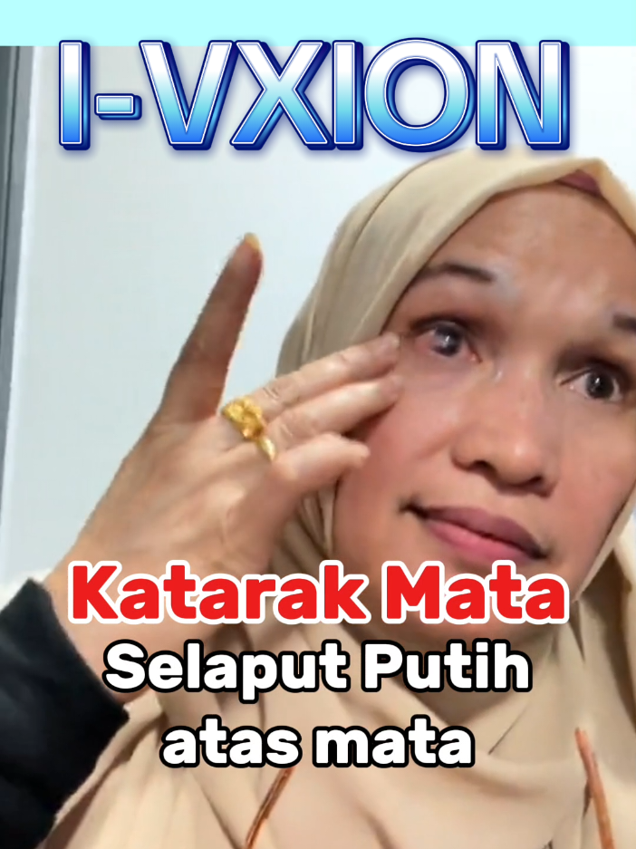Mata Puan Rohaida dulu ada selapuk putih tebal sebab cataract.  Sampai penglihatan pun jadi sangat terhad.  Alhamdulillah lepas konsisten guna iVxion (disarankan oleh majikan sendiri), selapuk makin berkurang — mata kanan yang dulu hampir tertutup, sekarang nampak semakin jelas.  Nampak betul perubahan! #selaputmata #matakabur #matamerah #matapedih #matakering #ivxion #matajelas #kantamata  