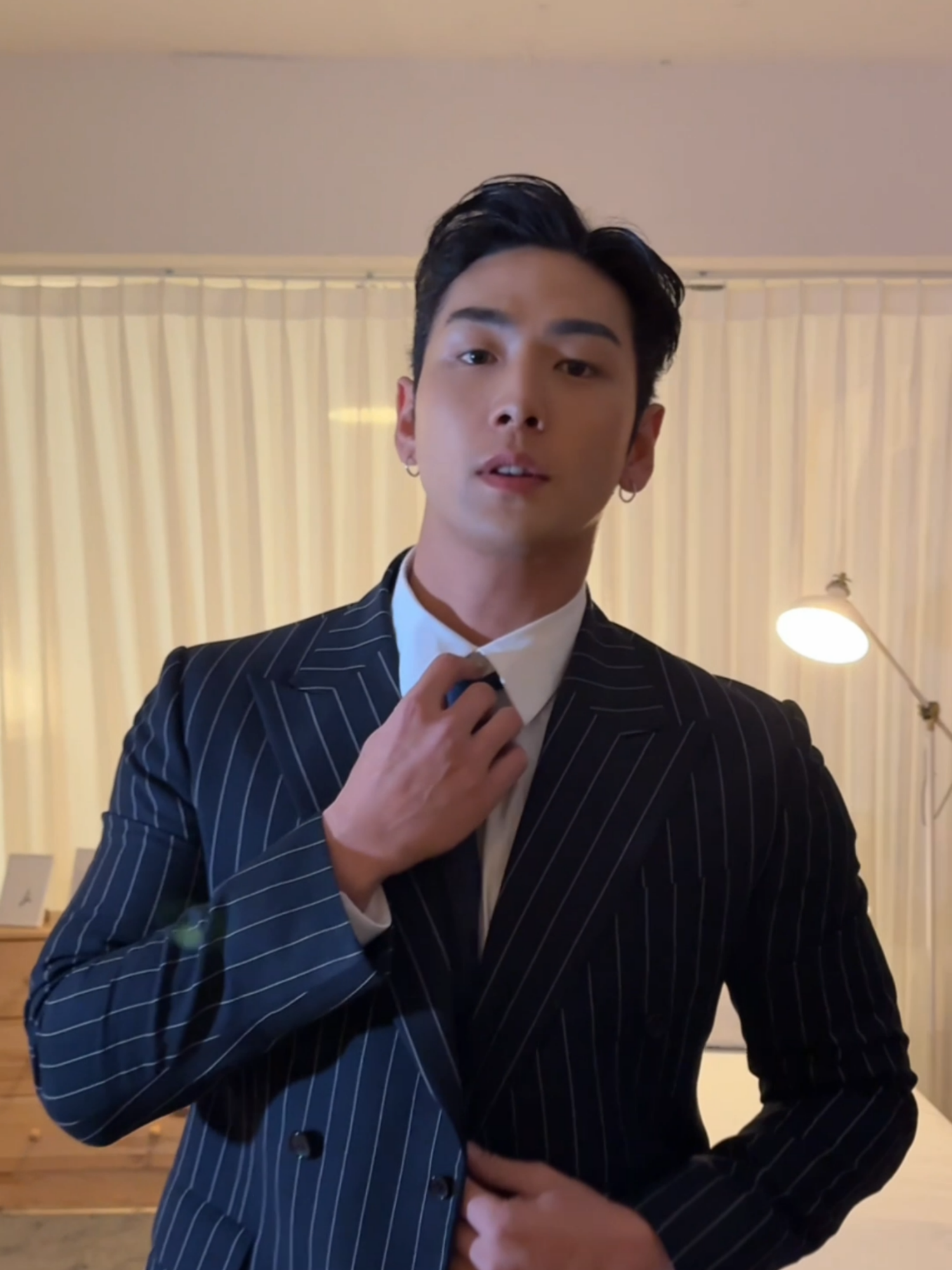 외출 준비 1초만에 하는 법. #백호 #BAEKHO #백호백 #grwm #트렌지션 #suit #transition