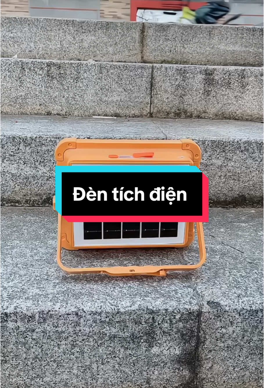 Đèn tích điện 300W siêu sáng sử dụng năng lượng mặt trời hoặc sạc điện đèn xách tay đa năng. Đèn pin siêu sáng. #GamingOnTikTok #giadinhviet #giadungtienich #dogiadunhthongminh #dentichdien #dennangluongmattroi #dennangluong #dentichdiendanang #xuhuong 