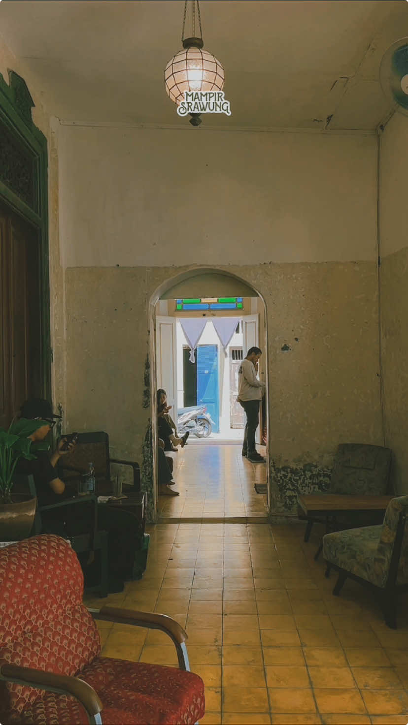 Destinasi terakhir jalan-jalan di Surakarta adalah ke Dungo Kauman, sudah lama sekali pingin berkunjung kesini tapi nggak pernah kesampaian, tapi akhirnya keturutan juga sekarang 🥹 Menyenangkan sekali ambiencenya karena bener-bener ada di gang kecil dalam kampung batik Kauman Surakarta, jadi banyak lalu lalang wisatawan dan warga yang semuanya ramah ramah, seneng sekali ☺️ 📍Dungo Kauman #coffeeshop #slowbar #dungo #dungokauman #mampirsrawung