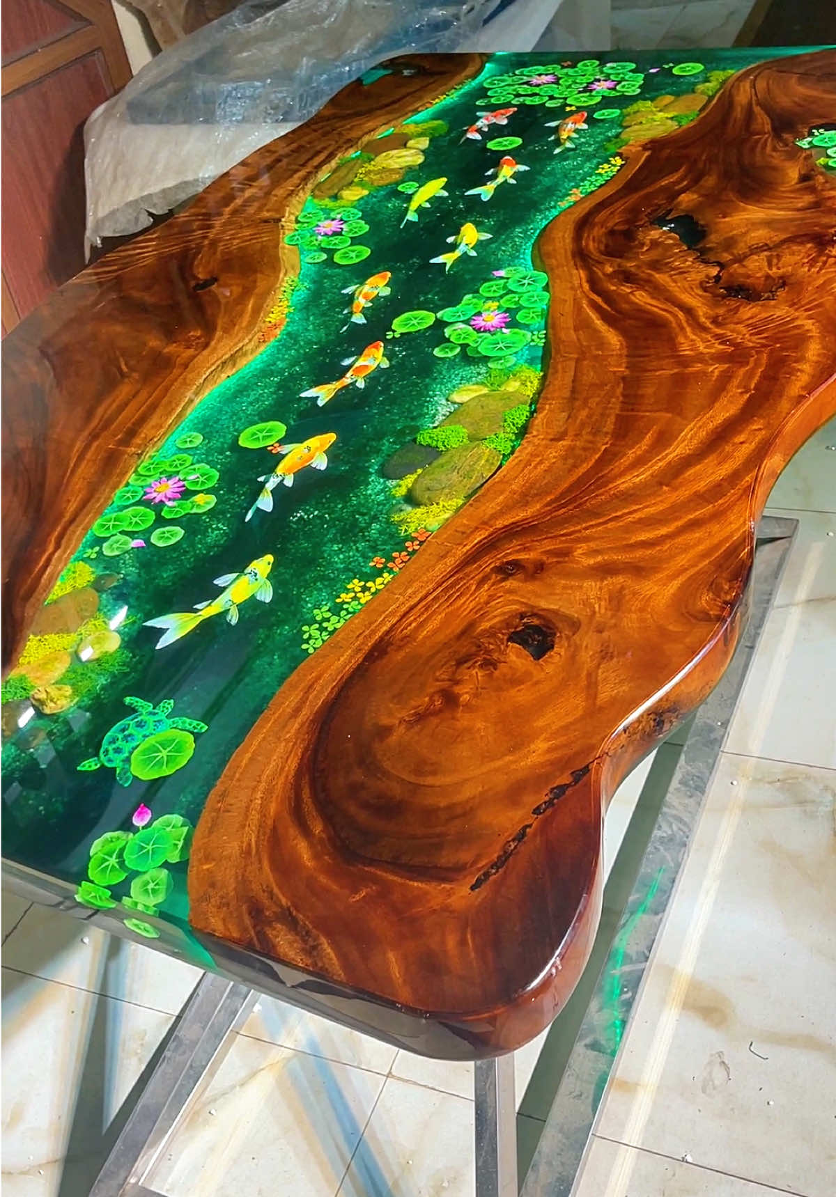 Bàn Gỗ Epoxy 160-80-5cm . Cạnh uốn lượn tự nhiên . Led 7 màu kèm điều khiển #xuhuong #epoxy #fyp #resinart #epoxyresin #wood #art #artist #table #resin 