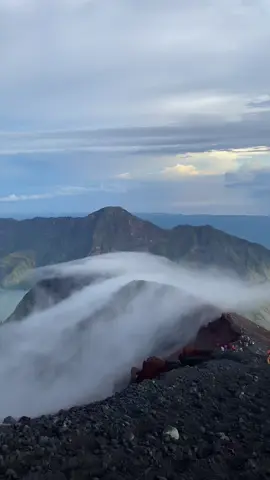 Alam mempunyai seribu cerita #gunung #rinjani #rinjanimountaintlombok #indonesia #rinjani3726mdpl♥ #rinjani3726mdpl♥ #rinjanimountain #CapCut #Gunung 