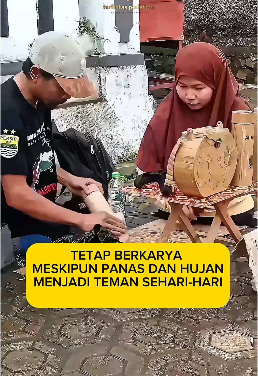 Sebuah video menyentuh hati memperlihatkan perjuangan sepasang suami istri dengan keterbatasan fisik, namun semangat mereka dalam mencari rezeki sungguh luar biasa. Dengan tekun, mereka menjajakan kerajinan bambu hasil karya tangan mereka. Pemandangan ini menjadi tamparan telak bagi kita yang seringkali diberikan kesehatan dan fisik yang sempurna, namun terkadang terlena dalam kemalasan. Kisah mereka adalah pengingat bahwa keterbatasan fisik bukanlah penghalang untuk berkarya dan berjuang, asalkan ada kemauan dan semangat yang membara. #Inspirasi #SemangatHidup #KeterbatasanBukanHalangan #KerajinanBambu #PasanganInspiratif #KerjaKeras #Syukur #Motivasi #JanganMalas #HargaiKesehatan #TeladanSemangat #KekuatanCinta #SemangatJuang #BelajarDariKeterbatasan #InspirasiDariDisabilitas #KontrasKehidupan #RenunganDiri #ArtiSyukur #ManfaatkanPotensi #HidupProduktif #MenyentuhHati #MenggugahHati #PelajaranHidup #Refleksi #Inspiratif #Motivator #KisahInspiratif #SemangatPantangMenyerah #KeteguhanHati #kemandirian 