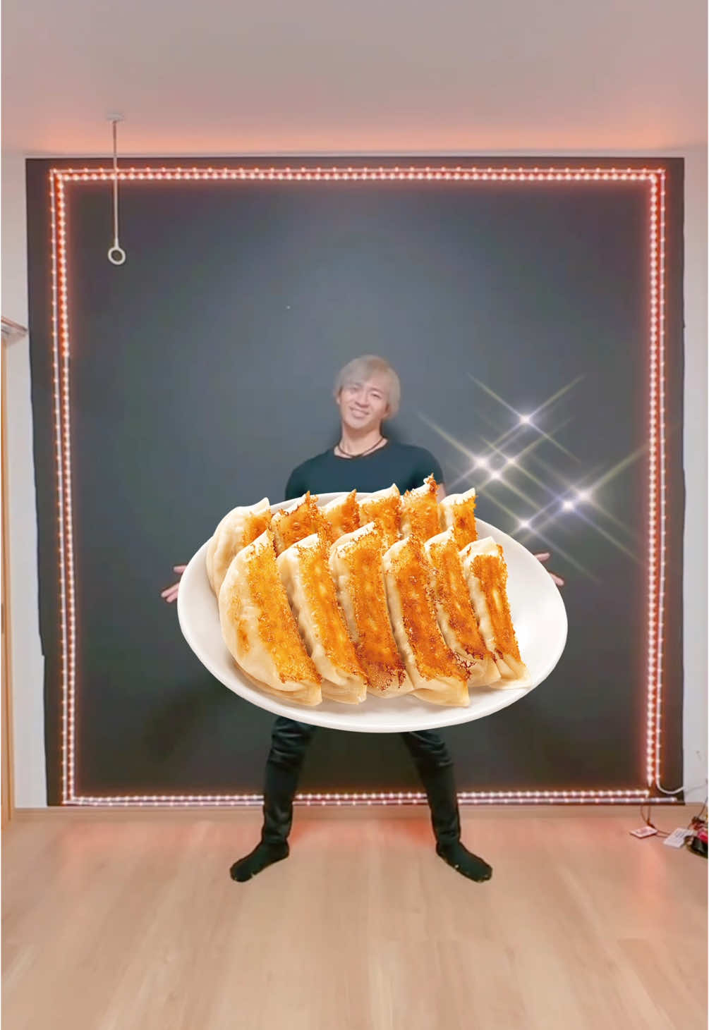 踊りながら餃子を作る男がヤバすぎる‼︎ This guy making gyoza while dancing is awesome🥟 #内山さん #uchiyamasan