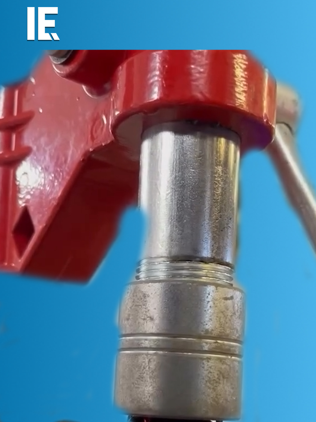 How does wine get corked and sealed? 🎥 arturbodini / IG