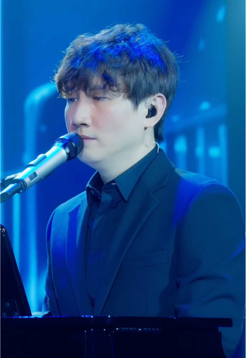 Thời gian chẳng thể hàn gắn những vết thương.  Từng không muốn tin mà cuối cùng cũng phải tin ... #MrSiro #NhacMrSiro #Sirocon #FanconcertMrSiro #nhachaymoingay #timduocnhaukhothenao 