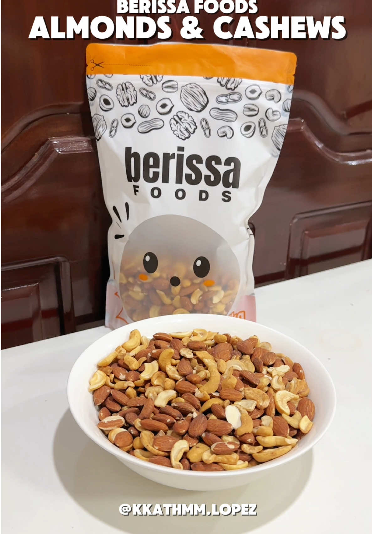 Mga ante, kung hanap niyong simple pero healthy, eto na ang roasted cashews and almonds combo! Crunchy, masarap, at ready to eat. Perfect pang-meryenda, kaya add to cart na! #mixednuts #roastedalmonds #roastedcashews #almonds #cashew #berissafoods 