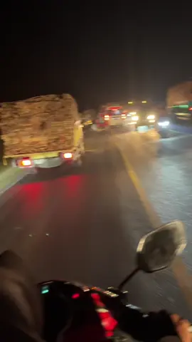 Masyallah mrinding sebadan2 dan gemeter😭🥹 kejadian depan mata dan bener2 ga kedengeran ada suara tabrakan😭 kejadian di rest area jalan musi pait  palembang banyuasin. #fy #palembang 