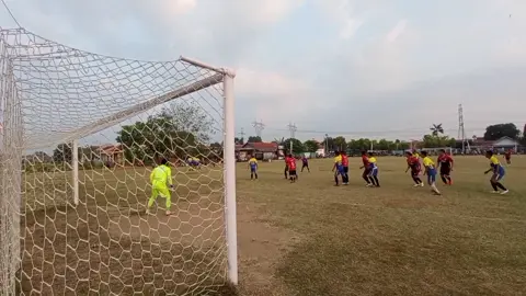 detik-detik kameramen kesantap bola hingga pingsan #tarkamsepakbola #tarkammania #sepakbolaindonesia #sepakbola #fyppppppppppppppppppppppp #fy 