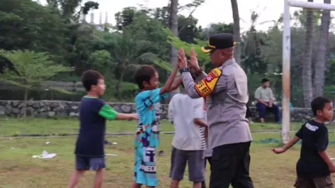 Kapolres Serang, AKBP Condro Sasongko..  Mengenang Masa Kecil.. Bermain Bola bersama Adik-adik Penerus Bangsaa dan Kebanggaan Orang Tua.. . . #kapolresserang #akbpcandrasasongko   #kabupatenserang #polresserang #poldabanten  #polripresisi #polisiindonesia #polisiindonesia🇮🇩 #presisi  #polisimasyarakat #polisi #sahabat #anak #hebat #penerusbangsa  #fyp #fypシ゚viral #fypage #polisifyp #lucu #lucu_ngakak #bola #bolasepak #football #mu 