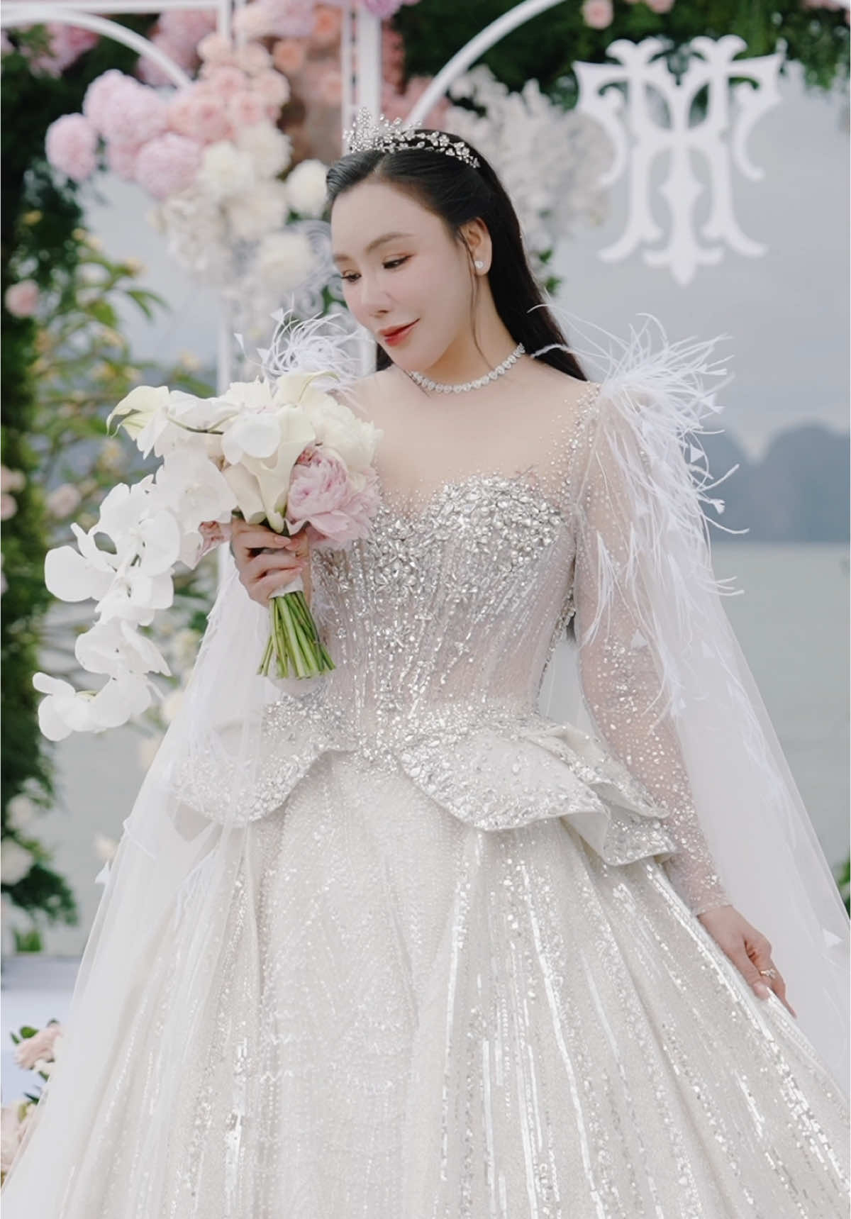 Cô dâu xinh đẹp ở tuổi 45? Không ai khác chính là chị Hồ Quỳnh Hương.   @Hồ Quỳnh Hương Official @Filmmaker Mốc | 🎥🎞️ @Quân Nguyễn - Pu Lê Official @Hajime (Wedding & Event) @Linh Nga Couture  #hoquynhhuong #wedding #weddingfilm #destinationwedding #weddinginspiration #mocnguyenproductions #weddingtiktok 