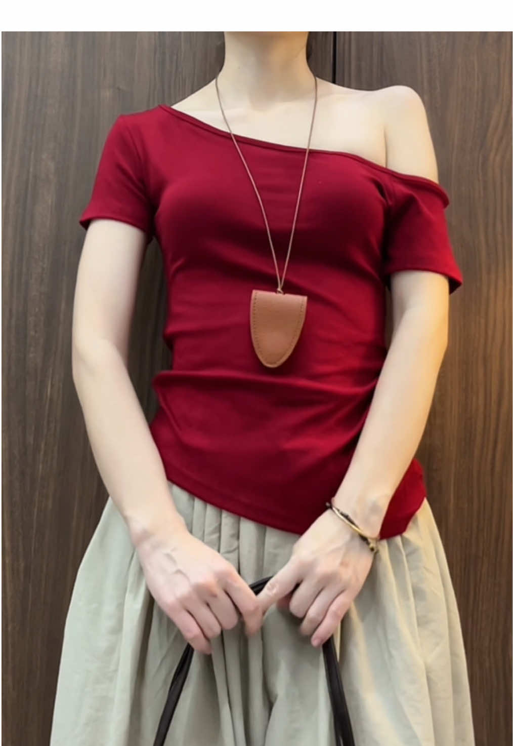 Áo xinh lắm mà tui lựa nhầm size, hơi bị rộng xíu 🥹🌸🌻✨ #reviewthoitrang #phoidoxinh #aotrevai #aolechvai #aothunbody 