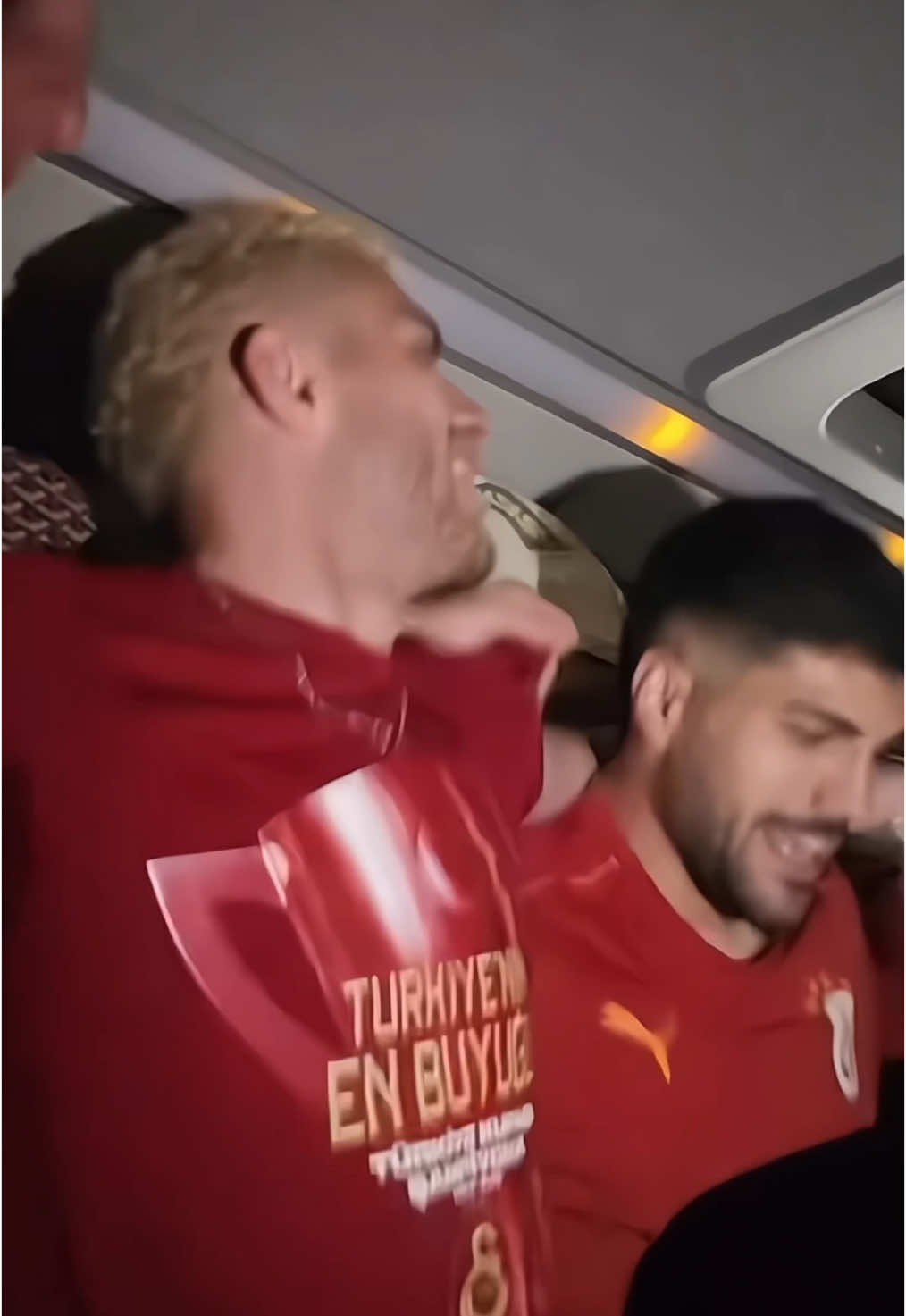 Bizimkilerden horon şovv🤩🤩#barışalperyılmaz #erenelmalı #keşfetteyiz #fypシ゚ #fyppppppppppppppppppppppp #football #beniöneçıkart #gs #galatasaray #keşfetteyizzz #fypage#foryoupageofficiall #horon #karadeniz 