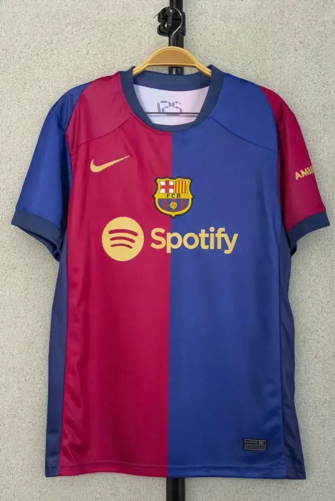 دريس نادي برشلونة 2025✅ النوع : تايلندي شعارات جلاتينية متوفر نسخة لاعب فقط تيشيرت بدون شورت نسخة مشجع S M L XL XXL : القياسات سعر الدريس : خاص للاستفسار راسلونا على الخاص