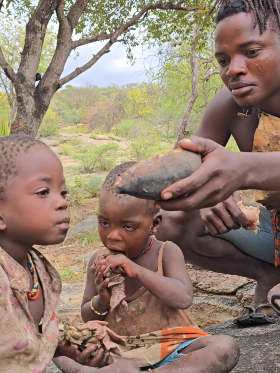 see what they bringing it to the table #chaaba #dudukwe #hadzabetribe #wildlife #africancrazylife #foryou #viralvideo #fyp #baby 