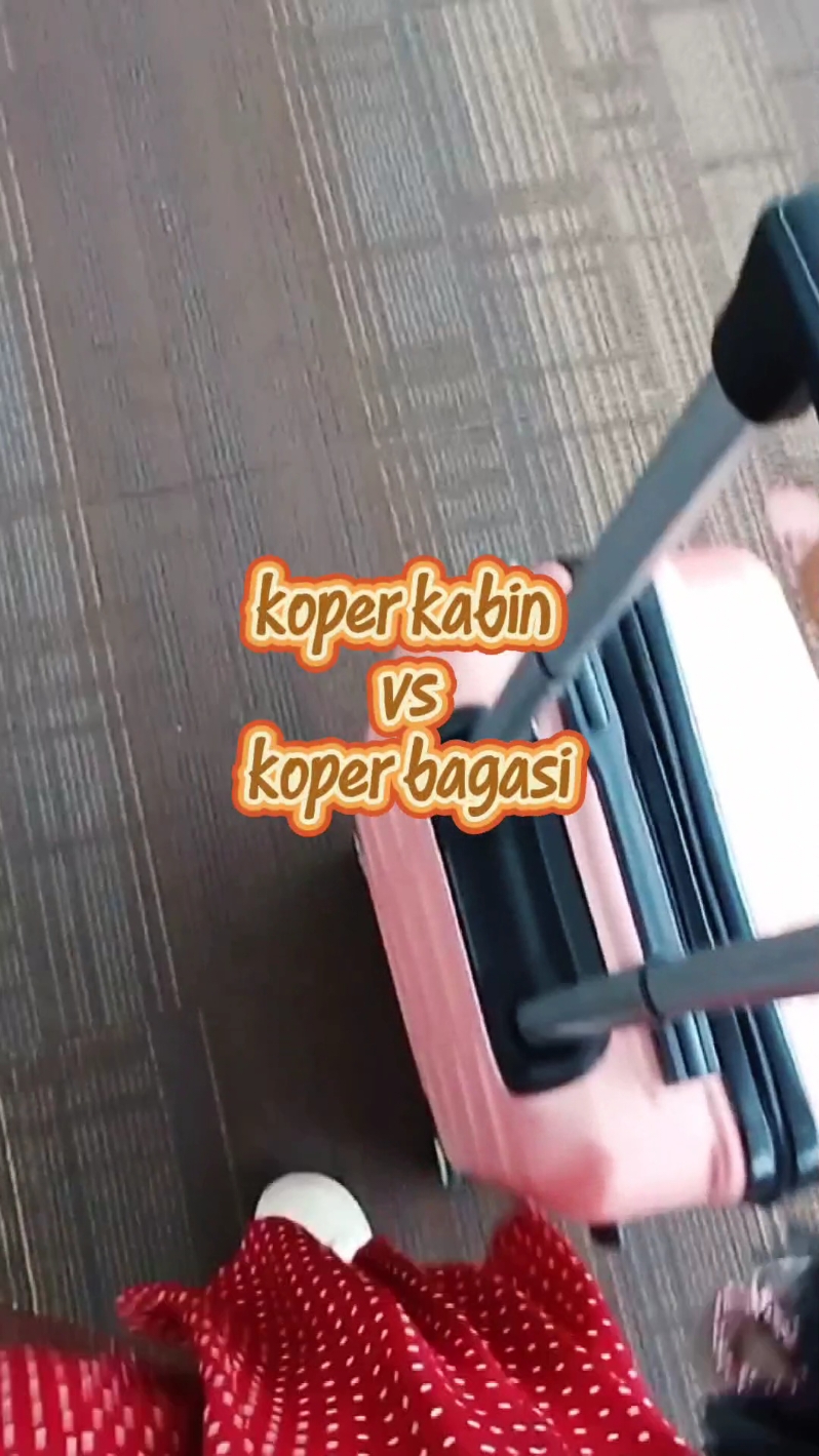 ❌️ salah pilih koper = bayar jutaan di bandara! mau koper aman & sesuai aturan? simak dulu perbedaan koper kabin vs koper bagasi biar liburan kamu nggak banyak drama ✈️ yang suka travelling, WAJIB TAU ini! ‼️ save video ini agar kamu bisa tonton ulang🤗 #traveltips #koperkabin #koperbagasi #travelhack #bandara #holiday 
