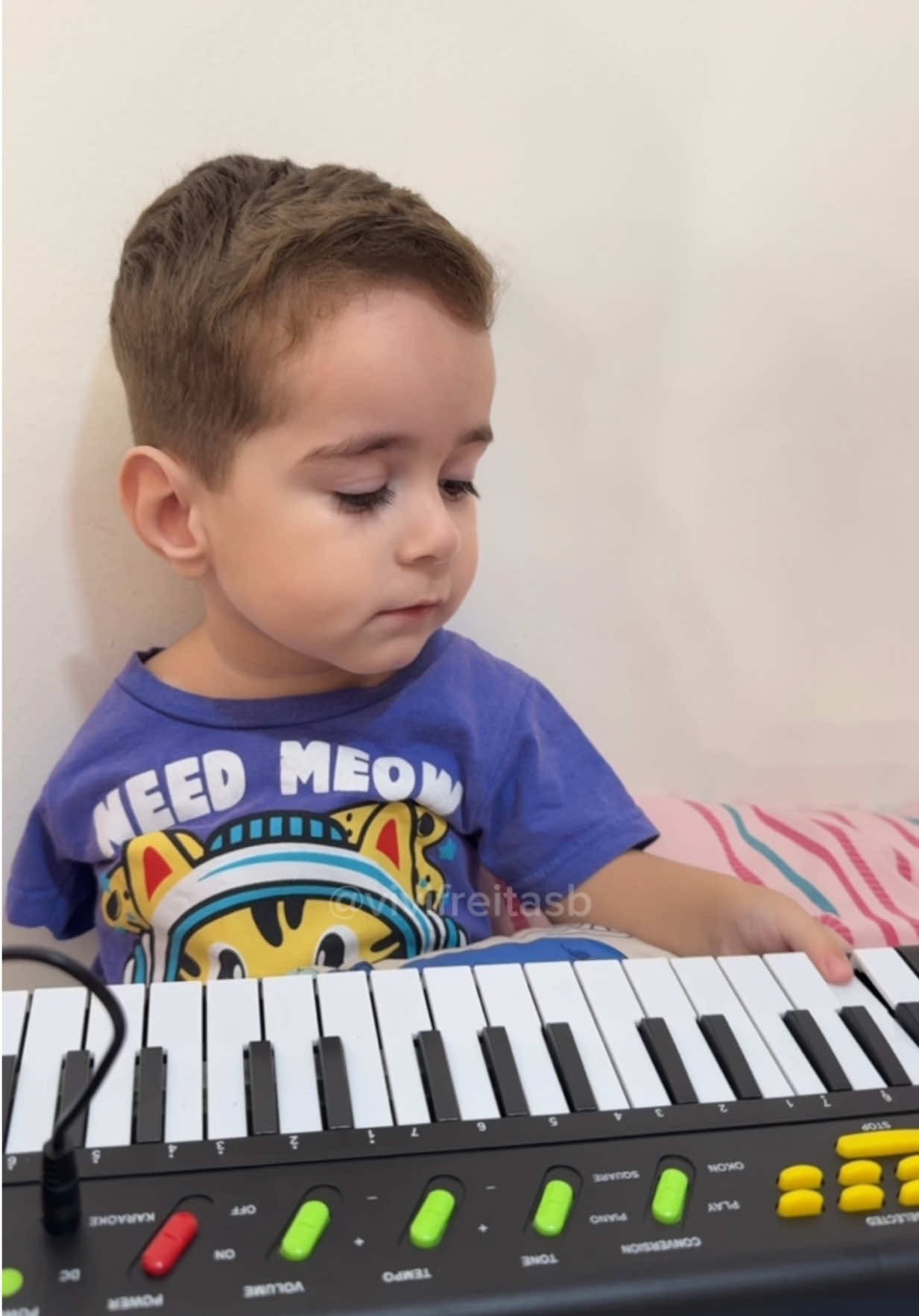 Ai, ele ama ganhar presente… Nem tinha colocado as pilhas ainda e já tava  fazendo o som! Como não se derreter com tanto amor?!❤️🥰