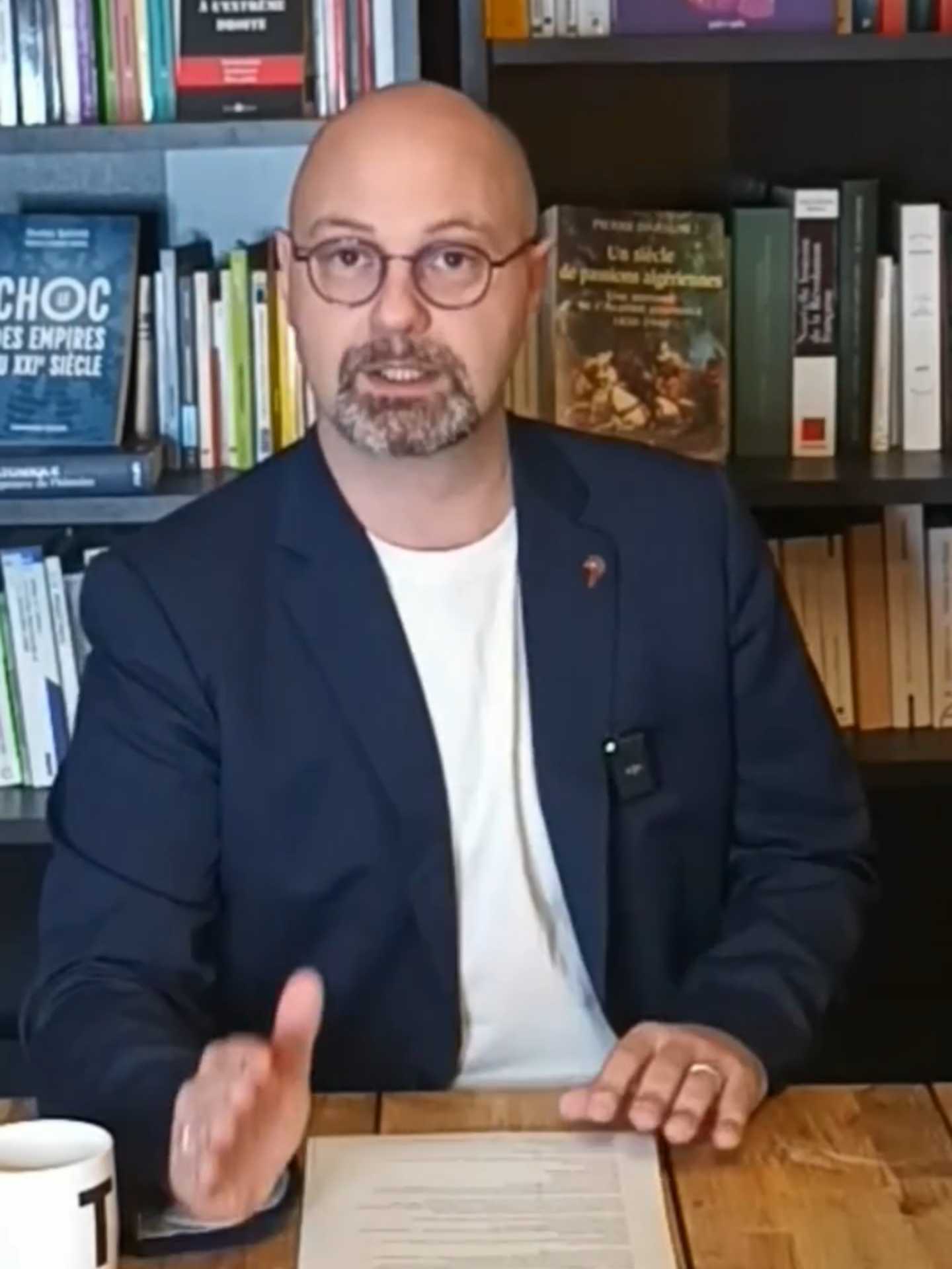 Nous ne voulons pas « faire barrage » à l’extrême droite : nous voulons l’anéantir. Nous n’allons pas nous plaindre : nous allons nous battre. Bienvenue sur Uppercut TV. Chaque jeudi, à 20H, nous démolirons la propagande des médias d’extrême droite : #CNEWS, #Europe1, le #JDD, etc. Et nous démolirons la propagande des politiciens d’extrême droite : ça va d'Eric #Zemmour à Bruno #Retailleau en passant par Marine #LePen, Jordan #Bardella, #sarahknafo, et toute la clique. Notre travail sera percutant, combatif, et intellectuellement rigoureux. Nous défendrons toutes les cibles de la haine d’extrême droite : les immigrés, les sans-papiers, les #musulmans, les Maghrébins, les Noirs, les Roms, les femmes, les jeunes, les pauvres, les chômeurs, les précaires, les #lgbt, les prostituées, les toxicomanes, et bien sûr, les quartiers populaires. Nous allons armer intellectuellement toutes celles et tous ceux qui veulent résister. Grâce à #UppercutTV, vous serez informés et vous aurez les connaissances, les arguments, pour résister efficacement. Sur les réseaux sociaux. Sur votre lieu de travail. Dans les repas de famille. Dans la rue. Partout où il le faut.  Vous avez envie de résister à l’extrême droite ? Nous vous fournissons les outils. Chaque épisode fera 15-20 minutes.  - 1er round, le tour du ring : nous ferons rapidement le tour de l’actualité récente de l’extrême droite en France et dans le monde. Pour être bien informés sur la peste brune, et comprendre ce qui se - 2e round, le grand entraînement : nous démolirons la propagande médiatique et politique de l’extrême droite sur la semaine écoulée.  - 3e round, le K.-O. de la semaine : nous approfondirons un grand sujet de société, pour mettre l’extrême droite « K.-O. debout » sur ce thème. Les épisodes sortent chaque jeudi à 20H. Ils sont réservés aux abonnés, l'abonnement étant à partir de 5€/mois.  Vous pouvez aussi les acheter à l'unité pour 3€. L'adresse d'Uppercut TV est patreon.com.uppercuttv Un immense merci à toutes celles et tous ceux qui s'abonnent, et qui parlent d'Uppercut TV autour d'eux. Si ce projet réussit, ce sera grâce à vous !