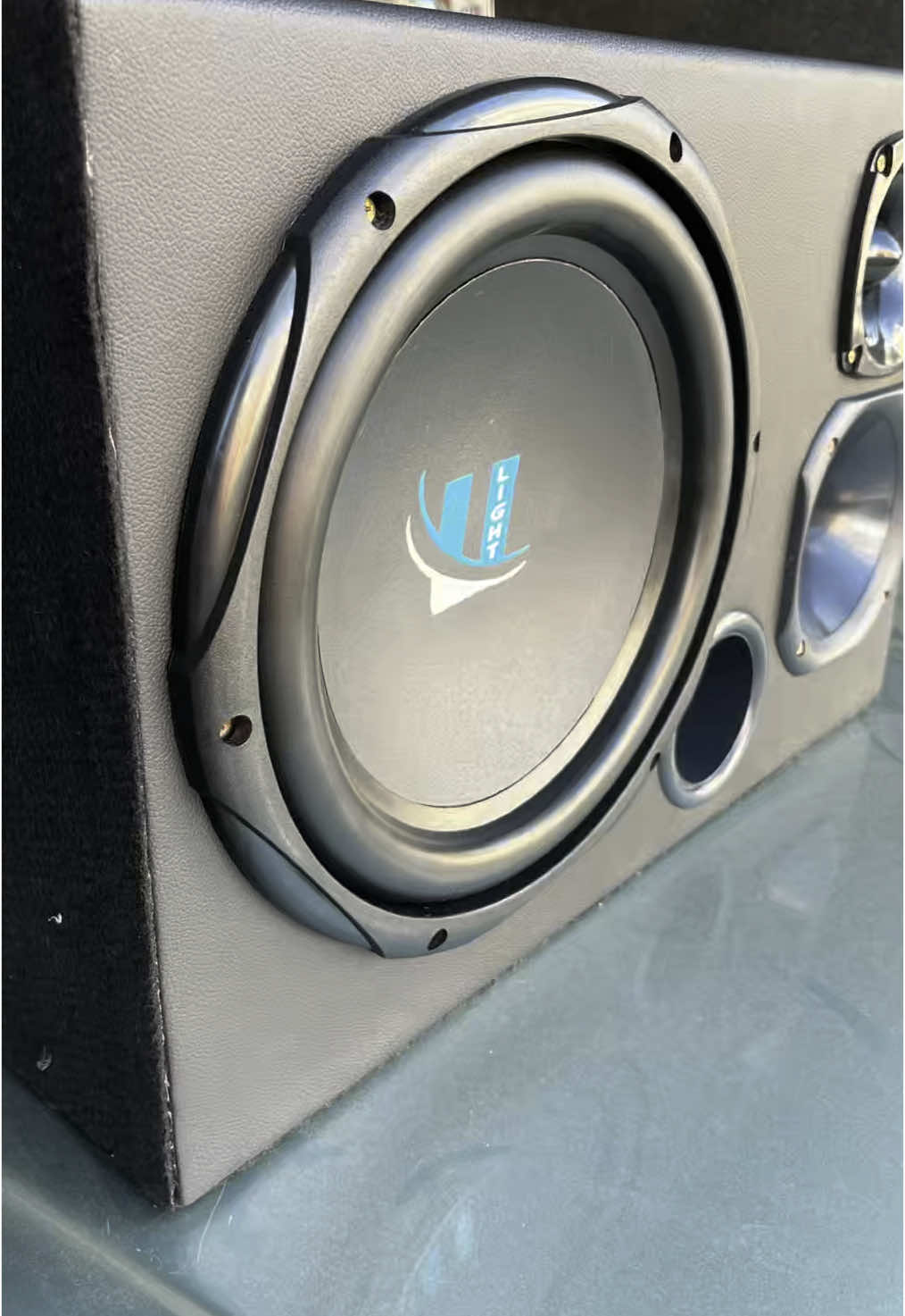 Aqui é grave, médio rasgando e agudo cortando! 🔊 Subwoofer 12” Light ➡️ 200W RMS com resposta firme e agressiva nos graves. 📢 Corneta + Tweeter Fenólico ➡️ Médios potentes e agudos definidos, perfeitos pra abrir o som. 📦 Duto frontal calibrado ➡️ Mais pressão sonora, mais rendimento, mais presença! ⚙️ Acabamento premium em courvin e carpete, pra fechar o combo com estilo e resistência. Seu porta-malas não vai mais passar despercebido. Aqui o som é forte, a entrega é real e a presença é garantida. 🎯 Qualidade que dá orgulho de mostrar. 🚗 Preparado pra causar? Vem com a gente! #CaixaTrio12 #SomAutomotivo #Subwoofer #GraveSeco #PortaMalaPressão #CornetaFenólica #TweeterFenólico #AutoSom #SomQueViraCabeça #ProjetoDeSom #Nortestudioautomotivo 