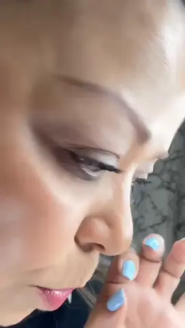 💄✨ ¿Sabes qué es lo más bonito del maquillaje? Que no se trata de ocultar, sino de resaltar. De verte al espejo y decir: “Hoy también me elijo.” 💖 Cada trazo, cada color y cada paso es un recordatorio de que mereces sentirte bien contigo, todos los días. El maquillaje no te transforma... te recuerda lo que ya eres. 📌 Guarda este reel si también haces del maquillaje tu momento sagrado.