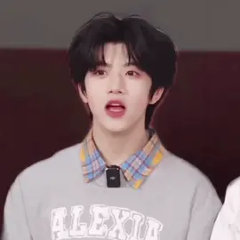 😳 Em Thụy rẽ ngôi giữa !!! Chẻ 2 mái !!! Đẹp woãiiiiiiiiiii🤧 Em ta chỉ cần lộ lông mày một cái thôi là đốn tim rồi🤧 #zhr #tfgiatoctudai #tf家族四代 #truonghamthuy #tfgiatocf4 #trươnghàmthụy #zhanghanrui #sdfj #张函瑞 #tf家族 