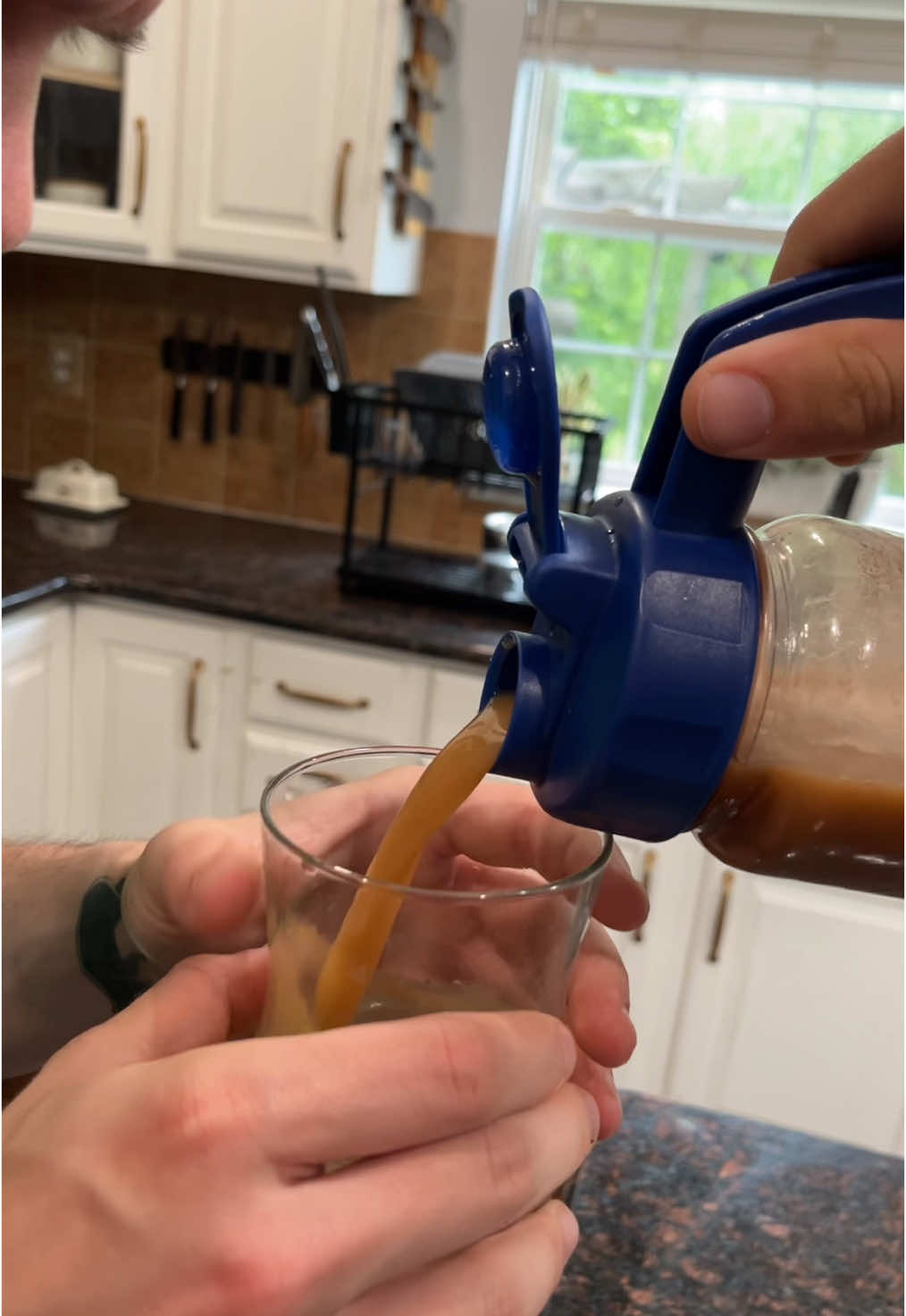 These mason jar lids are perfect for your homemade drinks with a easy open and pour. Mason jar lids for the win. #masonjar #KitchenHacks #kitchengadgets #kitchengadget #kitchen #masonjars 