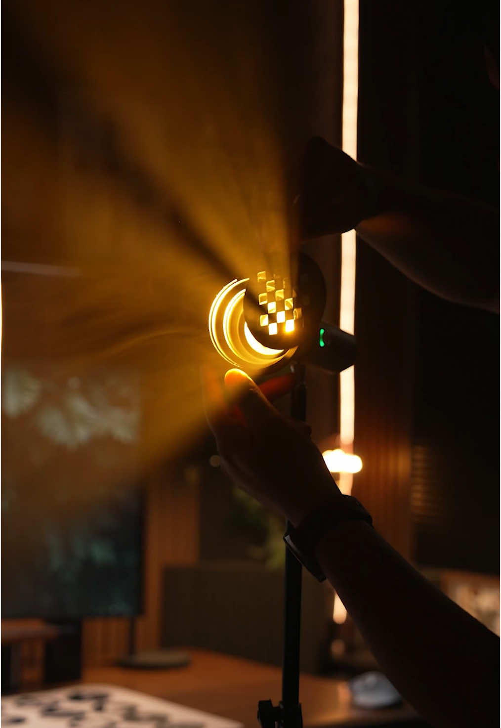 This atmosphere-enhancing flashlight that transforms into a projection lamp makes photos look amazing! It’s a must-have gadget for content creators! #filmmaker #filmmaking #ots #cinematography#filmproduction #videolighting #camera #fotos #light #fyp 