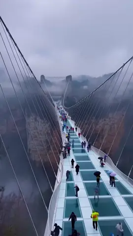 A glass bridge above the clouds in China collapse #foryoupage❤️❤️ #tiktok #videoviral #fyp #dúo #asmr #foryou #adventure #challenge 