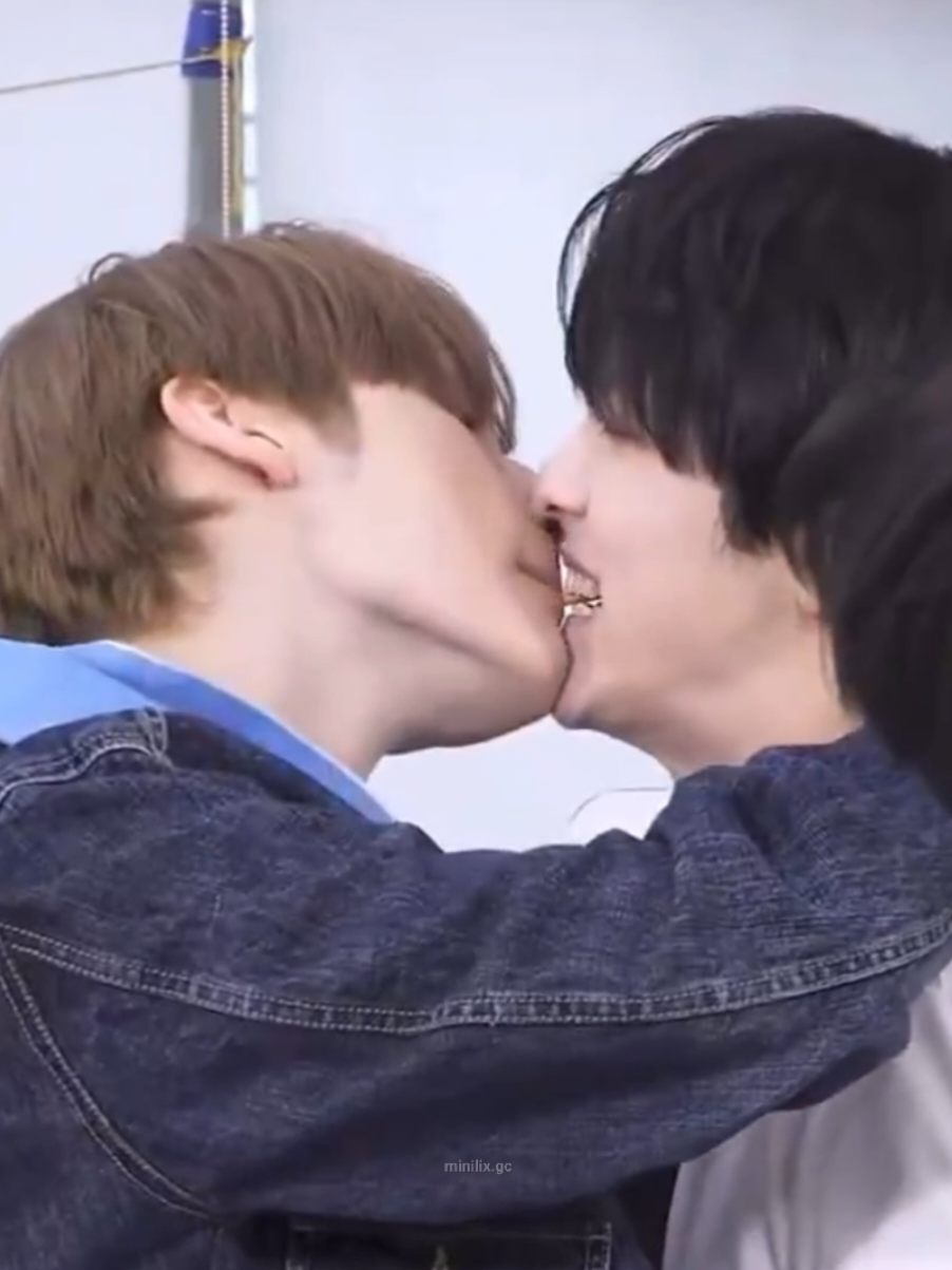 they always acting like this 💁🏻‍♀️✨️ #tomorrow_x_together #txtmoa #hueningkai #soobin #taehyun #beomgyu #yeonjun #peperogame #kiss #core #foryou #fypシ゚ 