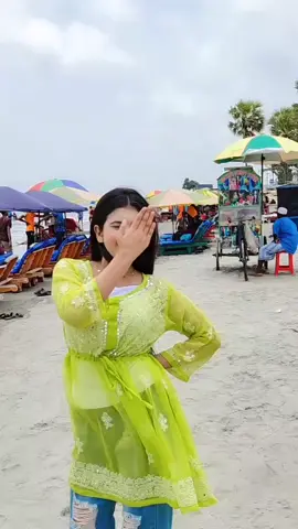 Akn kichu public aisha bolbe apu ei rkm public place a dance kore sorom nai🥲na vai amr sorom nai tmder somossa?🥱#fyp #foryou #ti̇ktok #trending #vairalvideo #1M #dance 