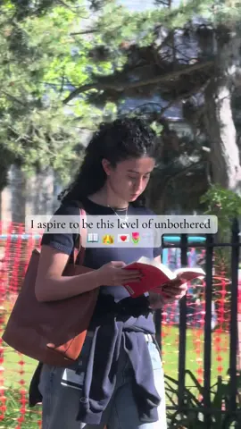 Shoutout to this girl, reading while walking u inspire me 🫶🏼 #BookTok #acotar 